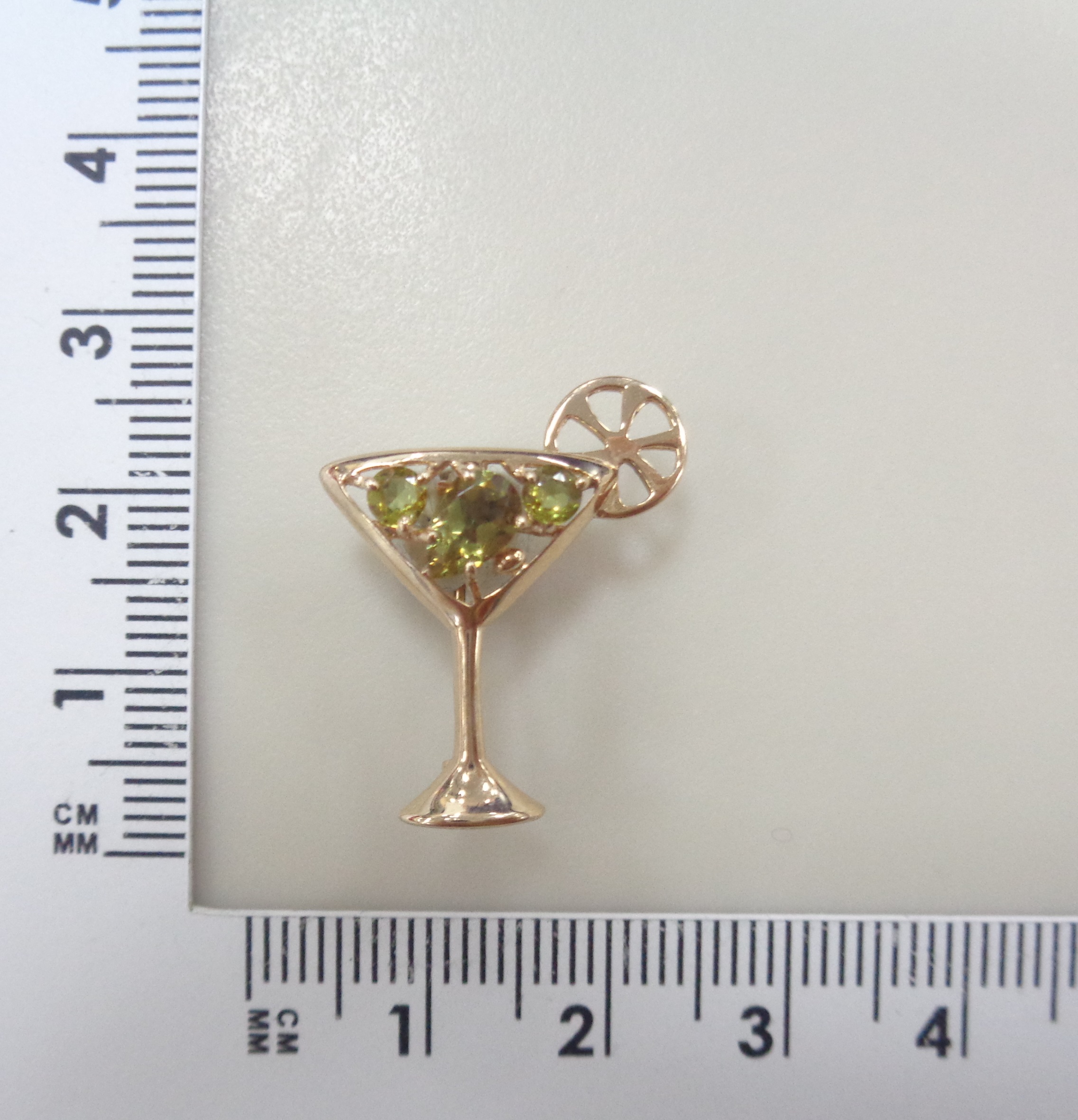 Брошь из золота с султанитом