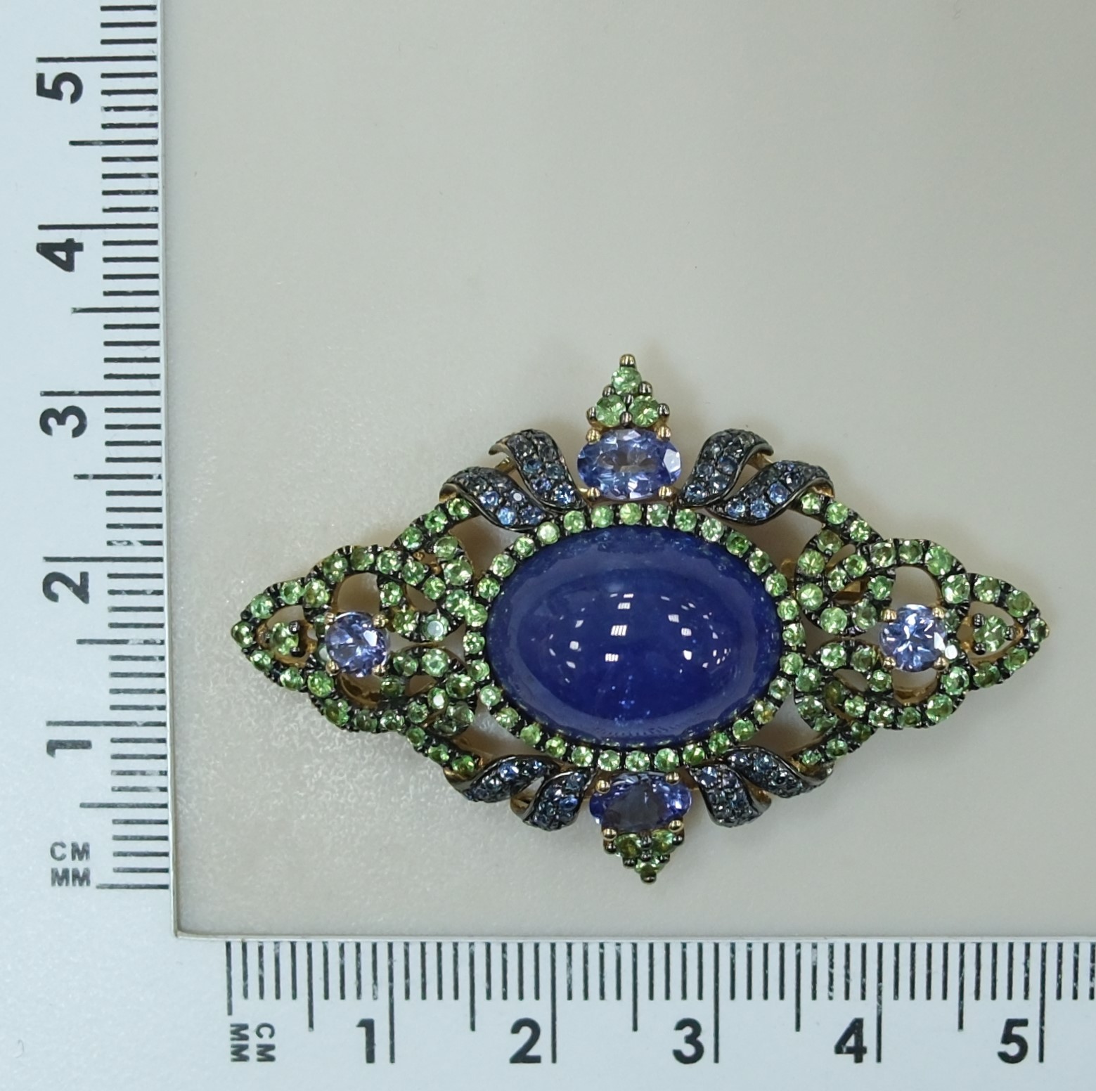 Брошь из желтого золота с танзанитом