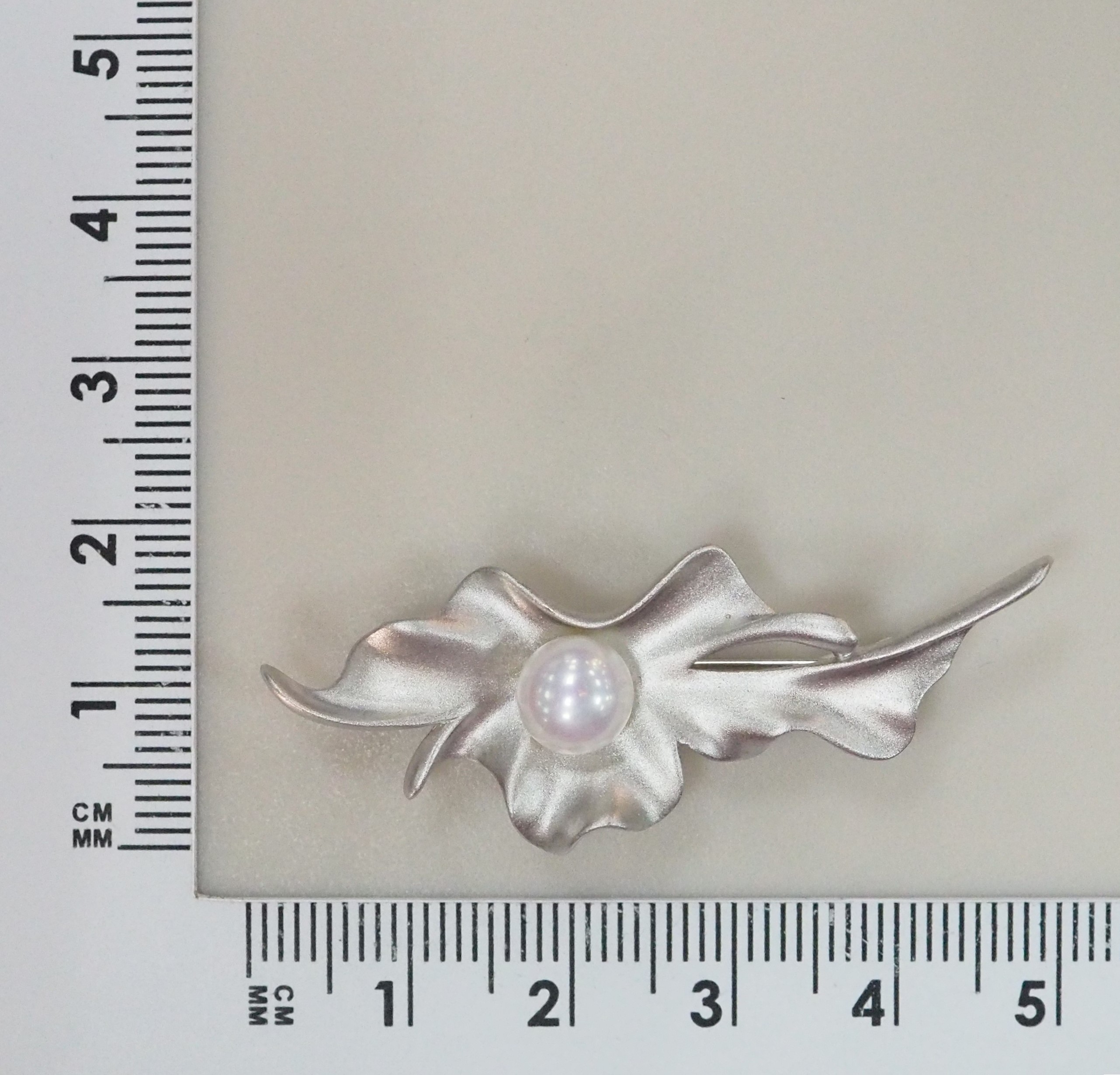 Серебряная брошь с жемчугом
