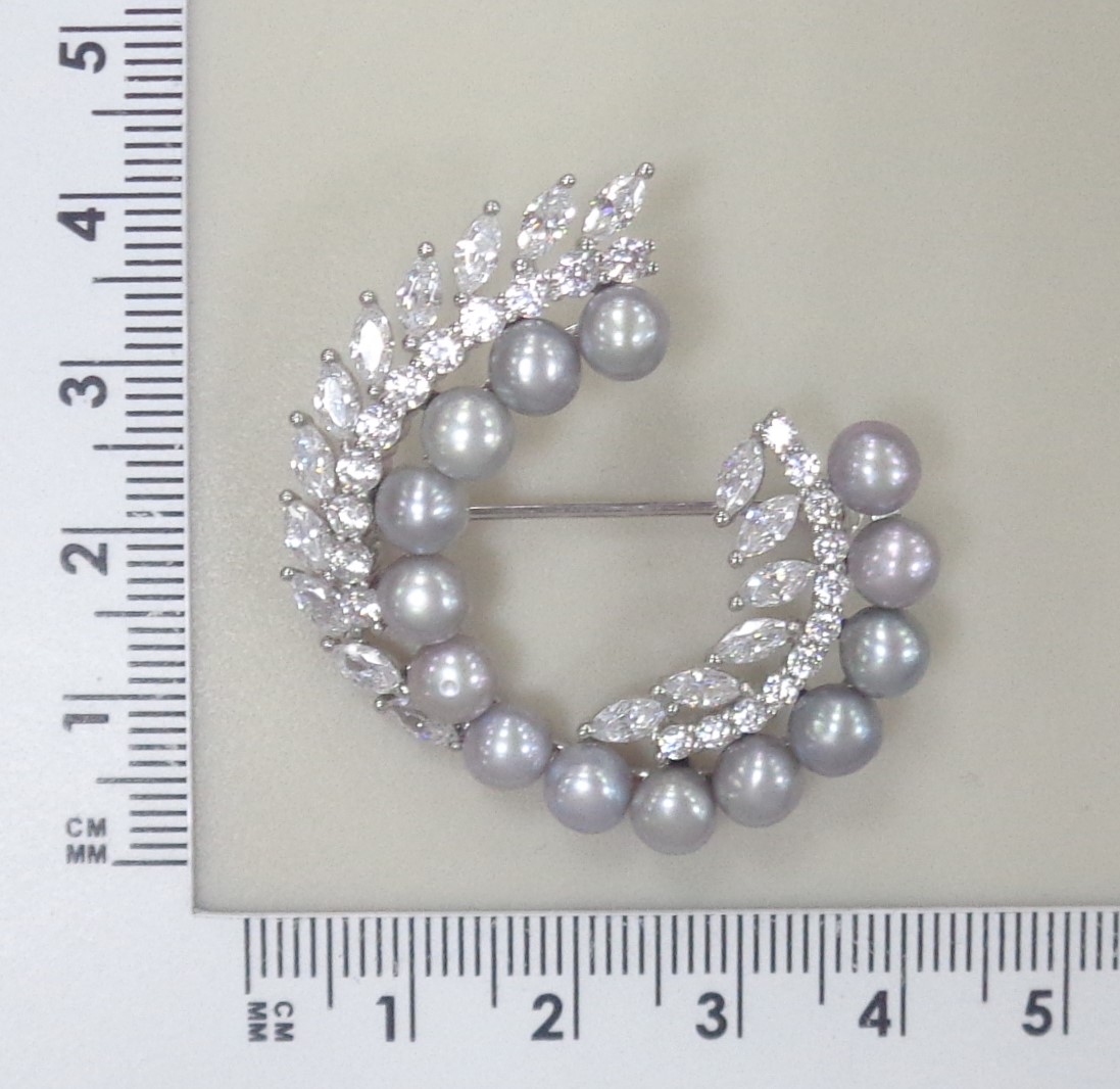 Серебряная брошь с жемчугом