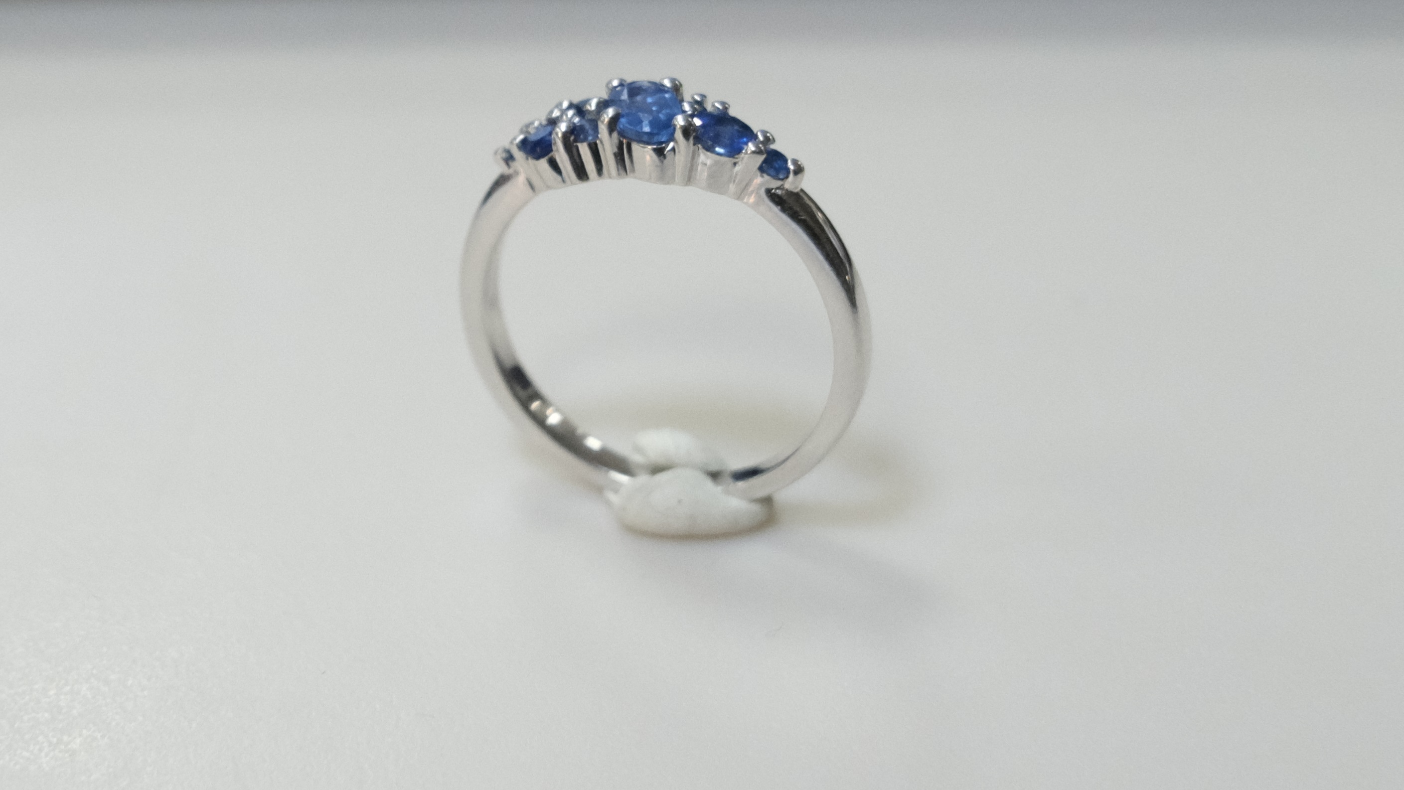 Серебряное кольцо с сапфирами