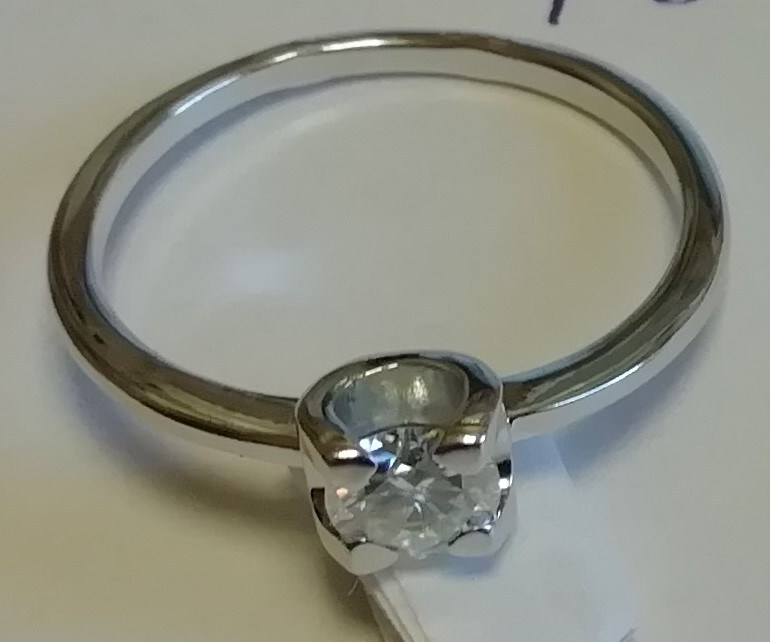 Серебряное кольцо с муассанитом