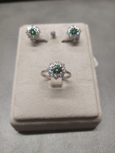 Серебряное кольцо с муассанитами