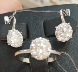 Серебряное кольцо с муассанитом