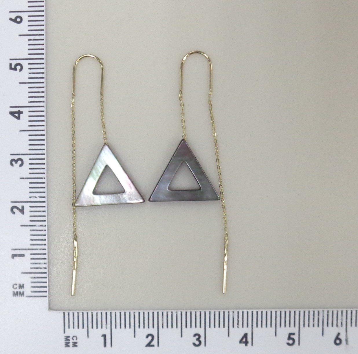 Серьги-протяжки из желтого золота с перламутром