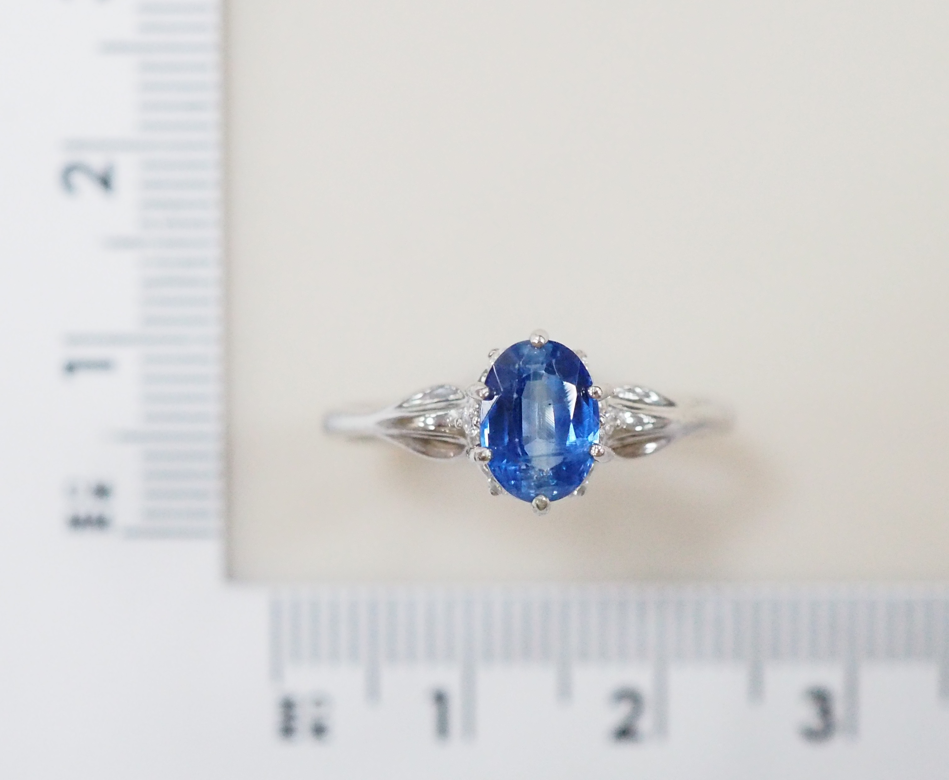 Серебряное кольцо 925 пробы; вставки 1 Кианит нат.; 6 Фианит бесцв.;