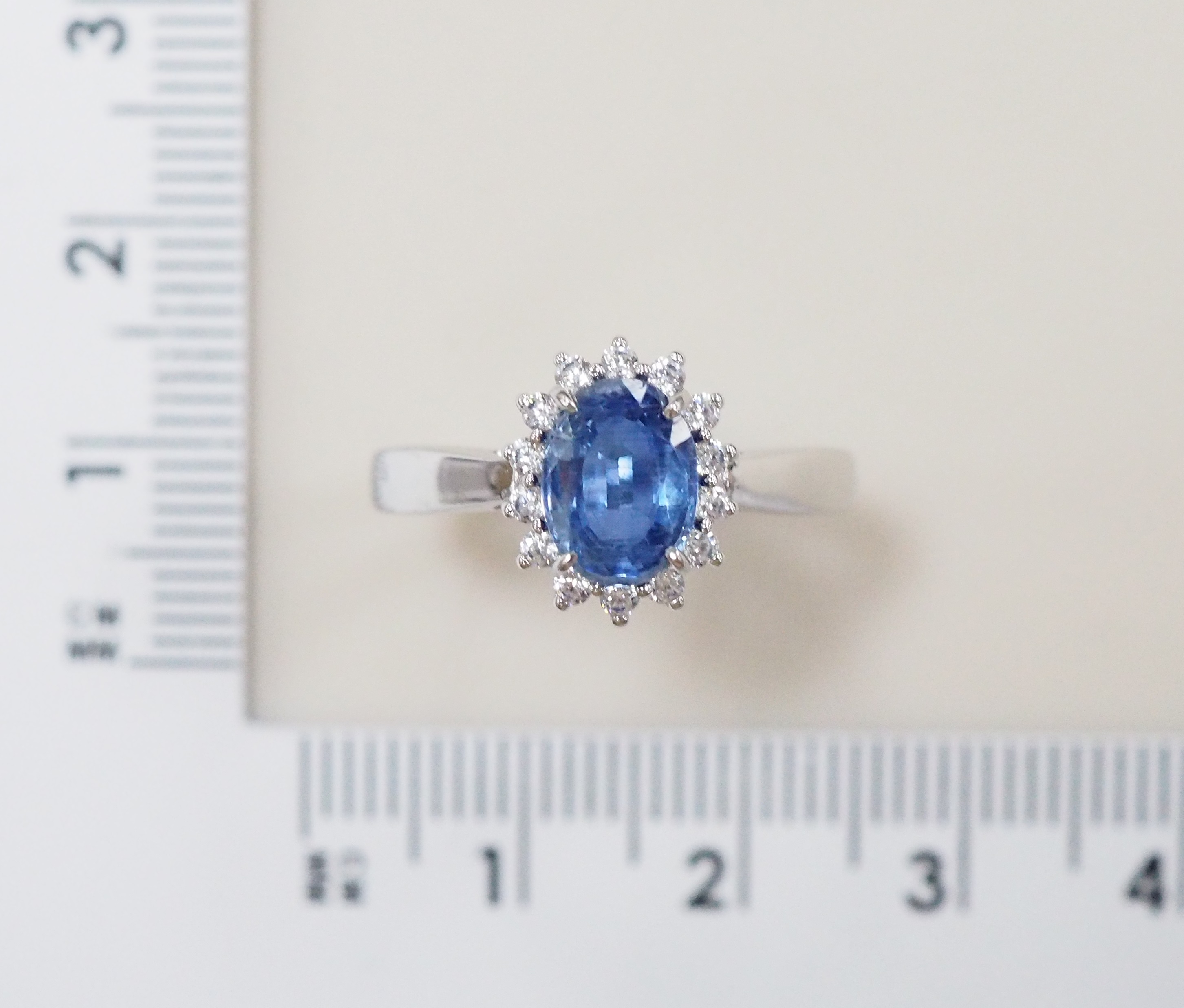 Серебряное кольцо 925 пробы; вставки 1 Кианит нат.; 14 Фианит бесцв.;