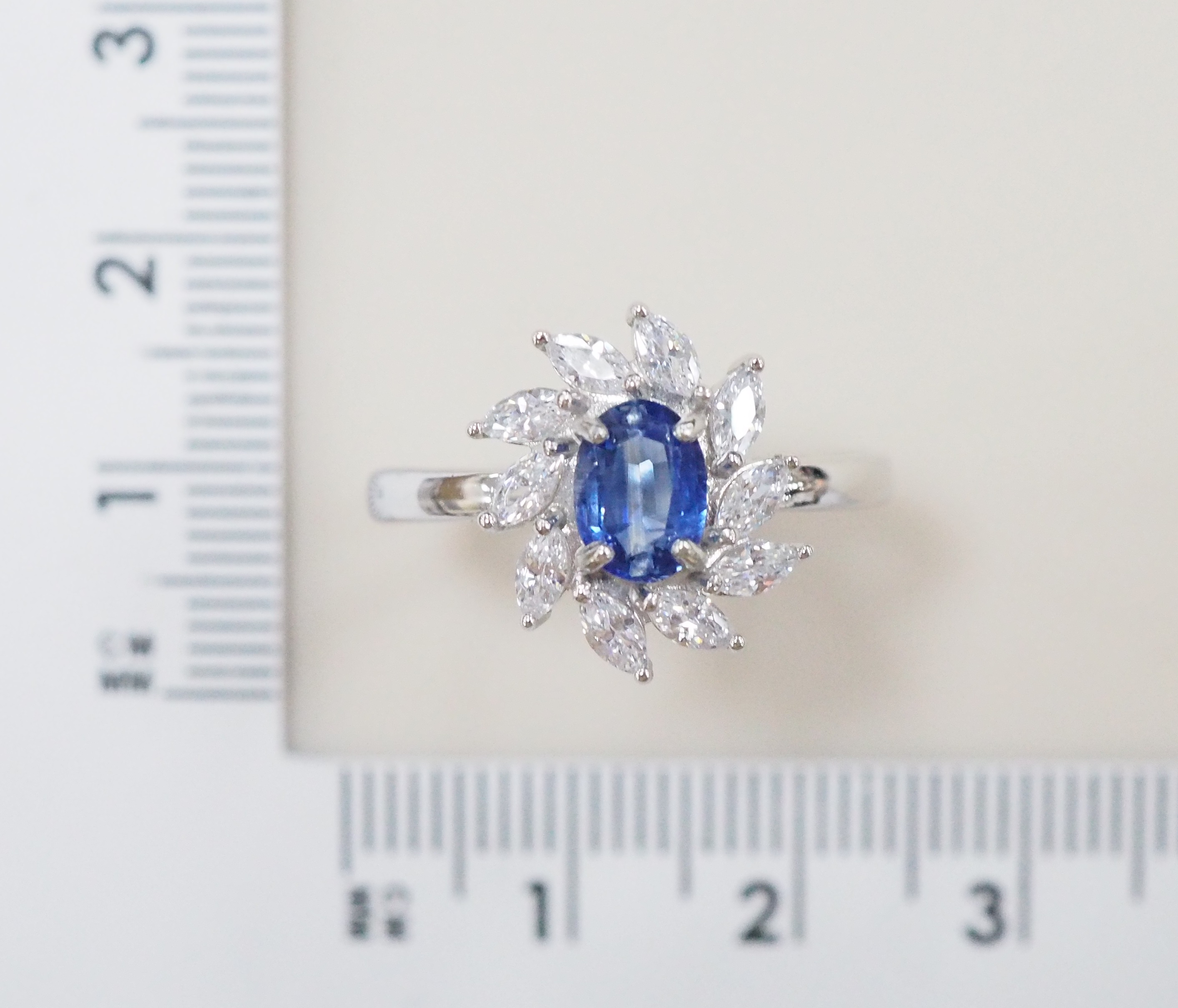 Серебряное кольцо 925 пробы; вставки 1 Кианит нат.; 10 Фианит бесцв.;