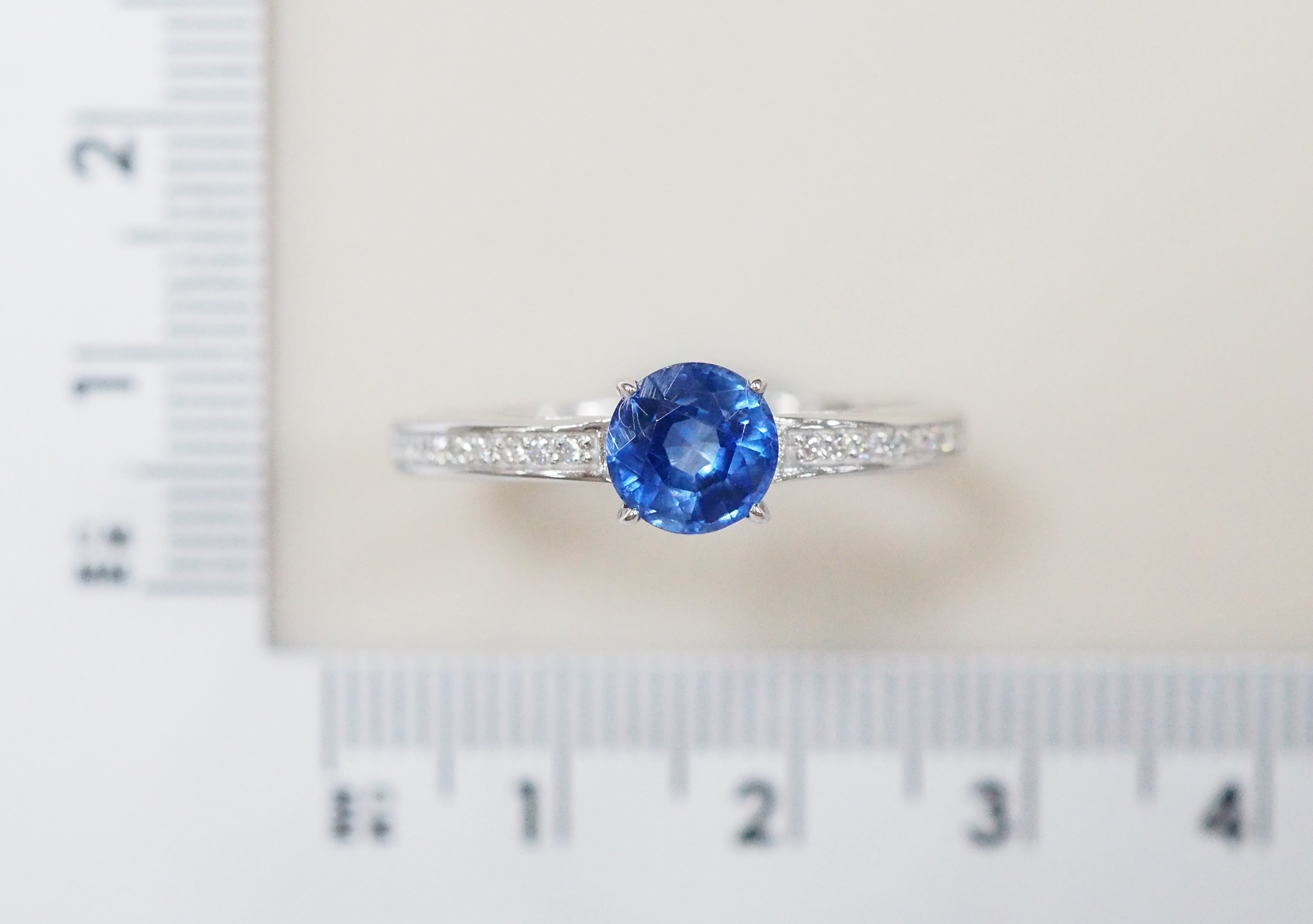 Серебряное кольцо 925 пробы; вставки 1 Кианит нат.; 18 Фианит бесцв.;