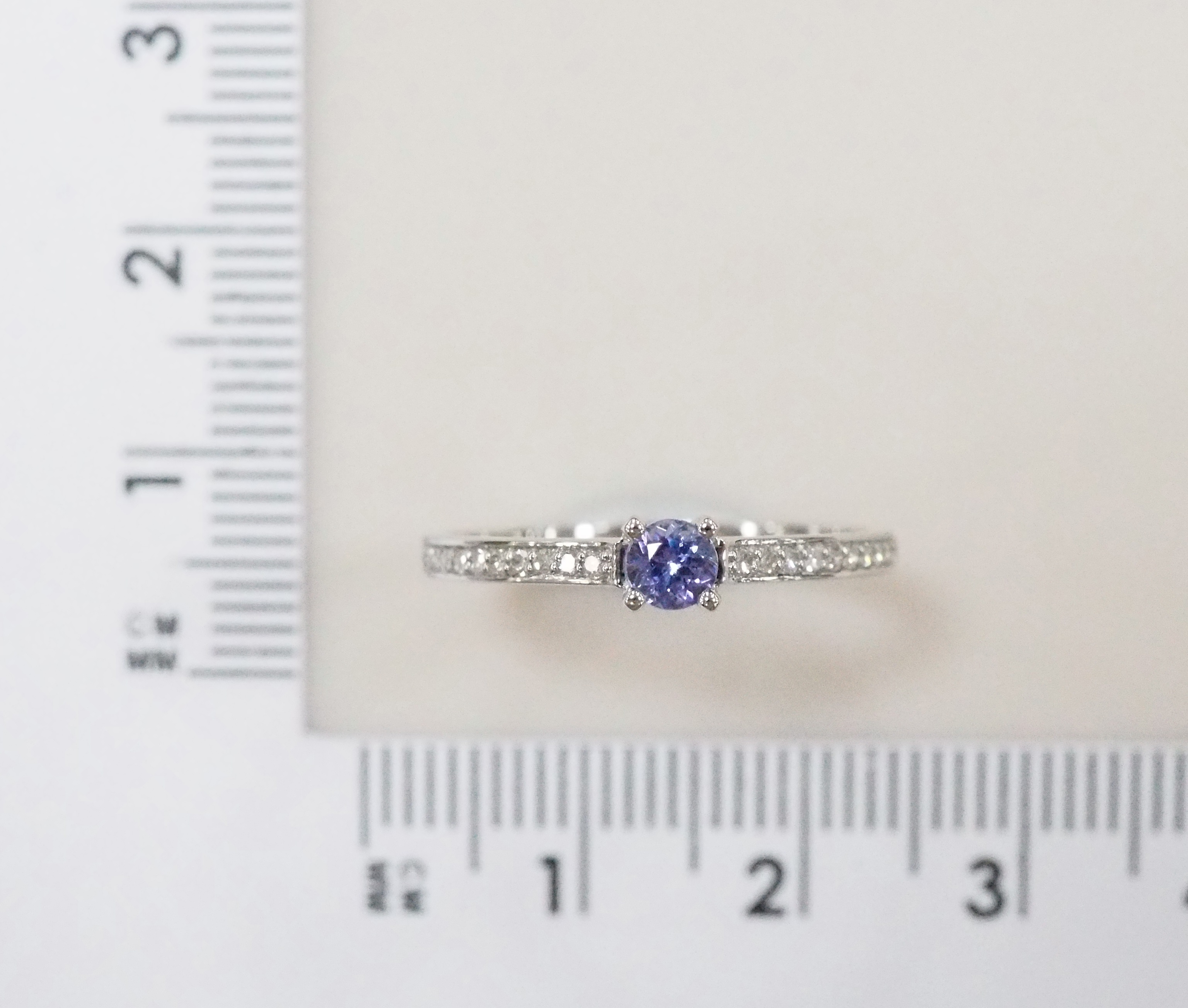 Платиновое кольцо 950 пробы; вставки 1 Танзанит; 20 Бр.Кр-17 0,085 2/3A;