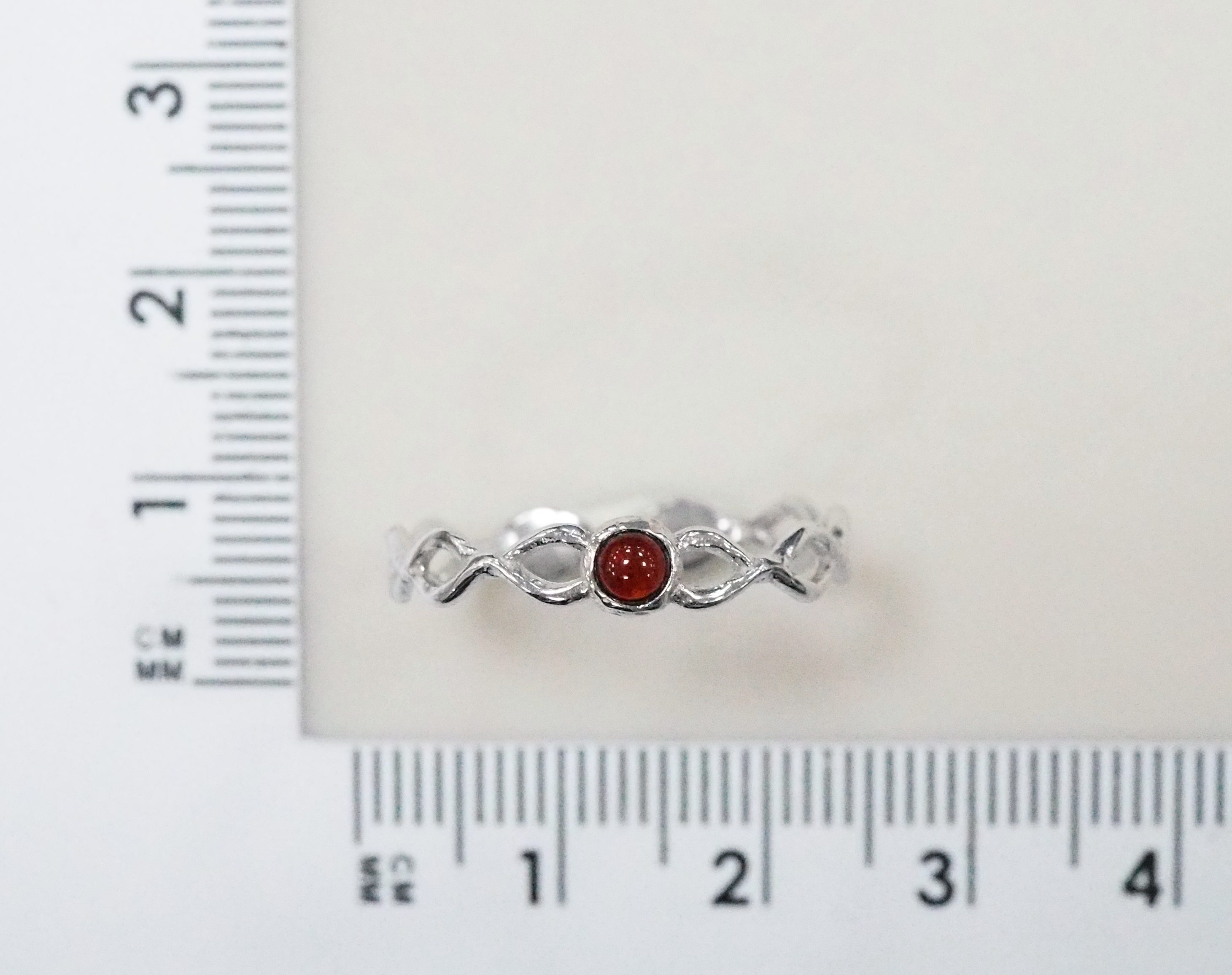Серебряное кольцо с янтарем