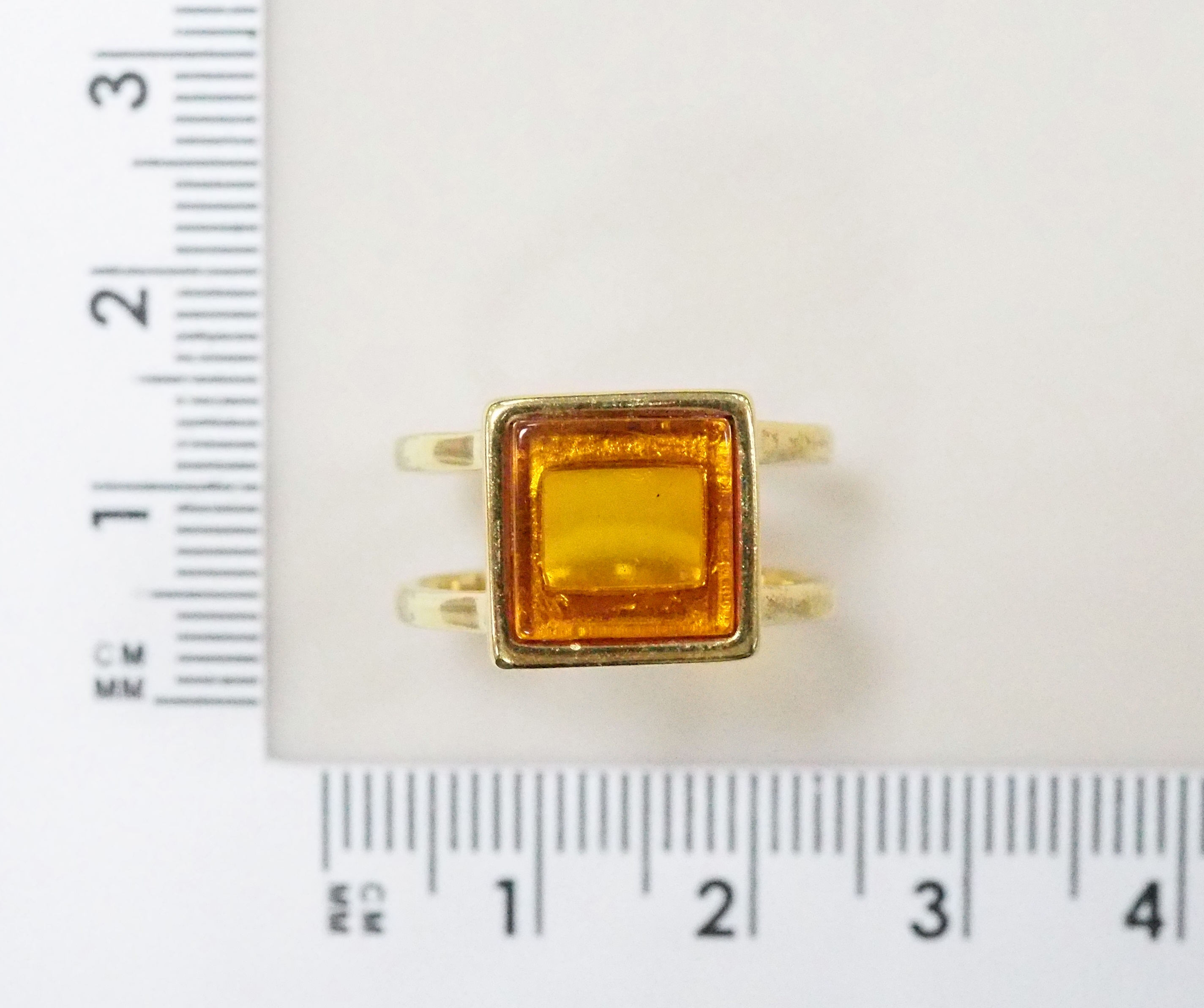 Серебряное кольцо 925 пробы; вставки 1 Янтарь;