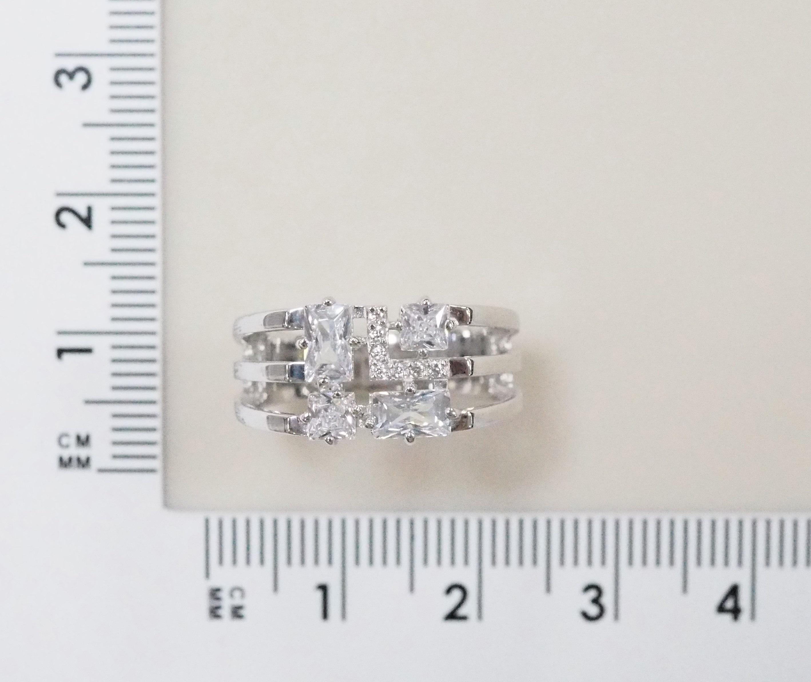Серебряное кольцо 925 пробы; вставки 11 Фианит бесцв.;