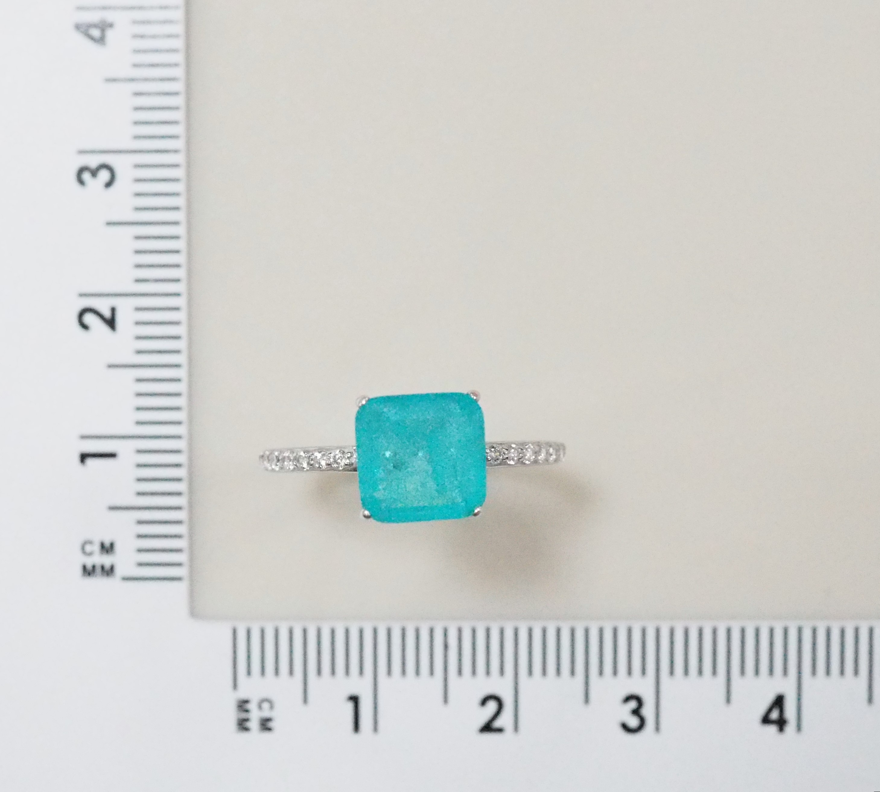 Серебряное кольцо 925 пробы; вставки 1 Горный Хрусталь; 14 Фианит бесцв.;