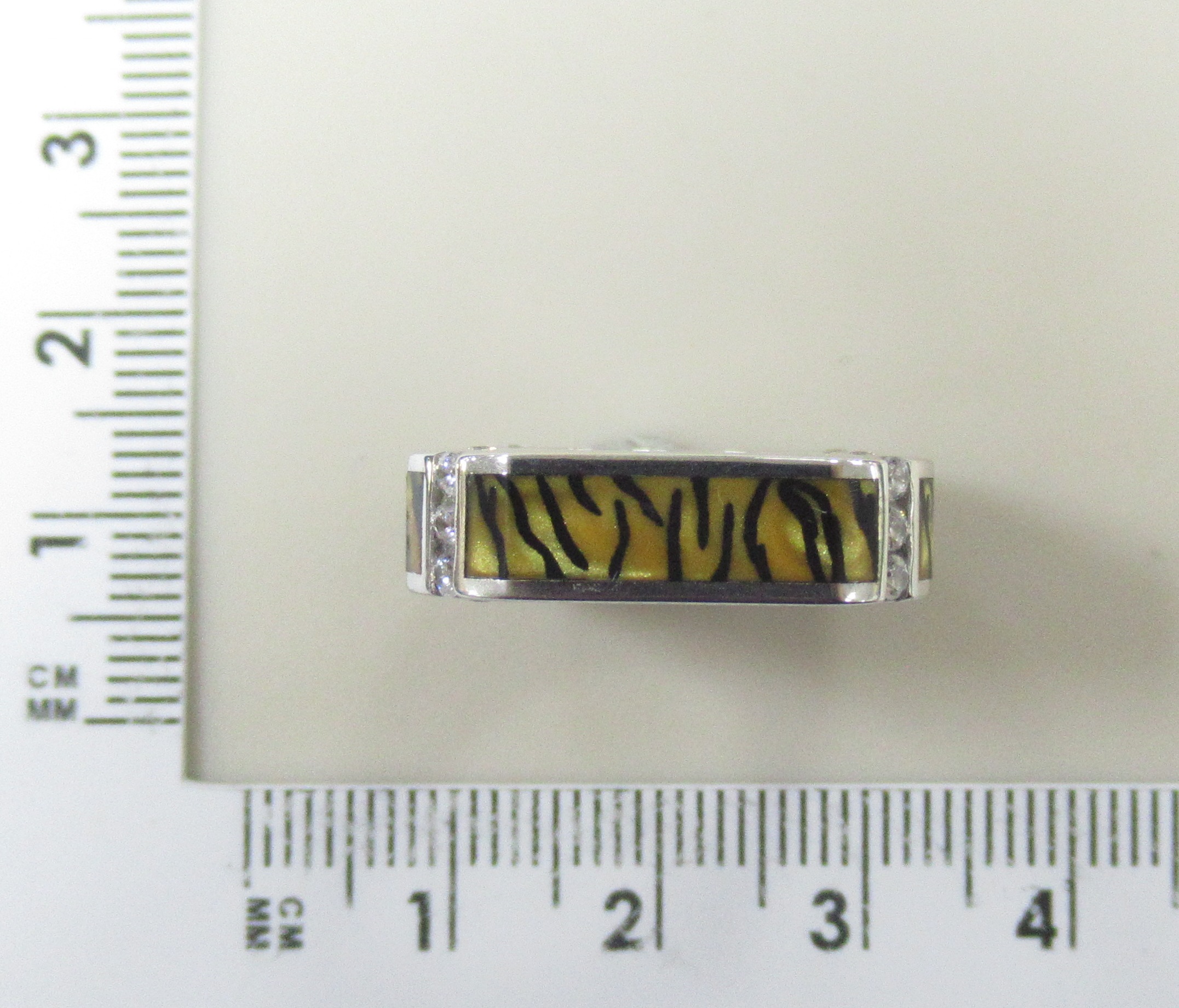 Серебряное кольцо 925 пробы; вставки 12 Фианит бесцв.; Керамика цв.;