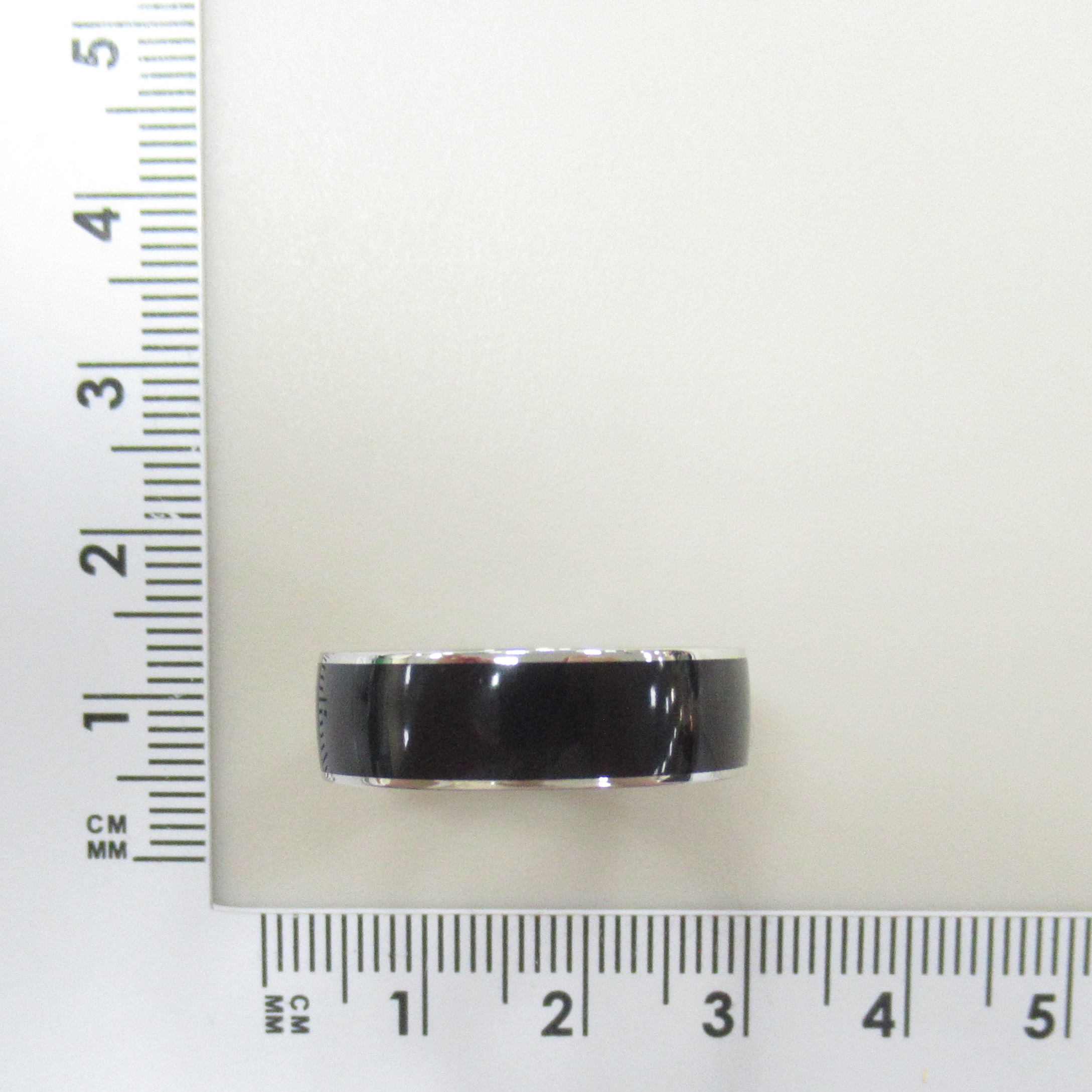 Серебряное кольцо 925 пробы; вставки Керамика черн;