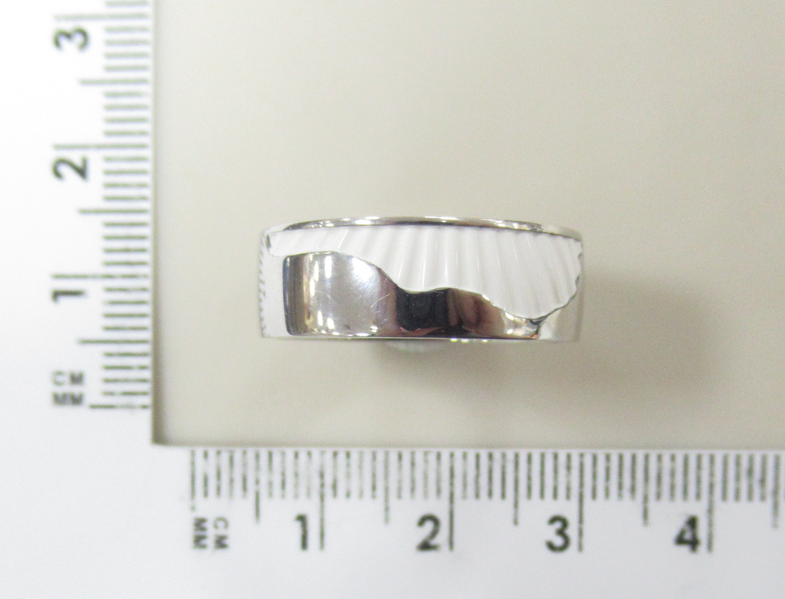 Серебряное кольцо 925 пробы; вставки Керамика белая;