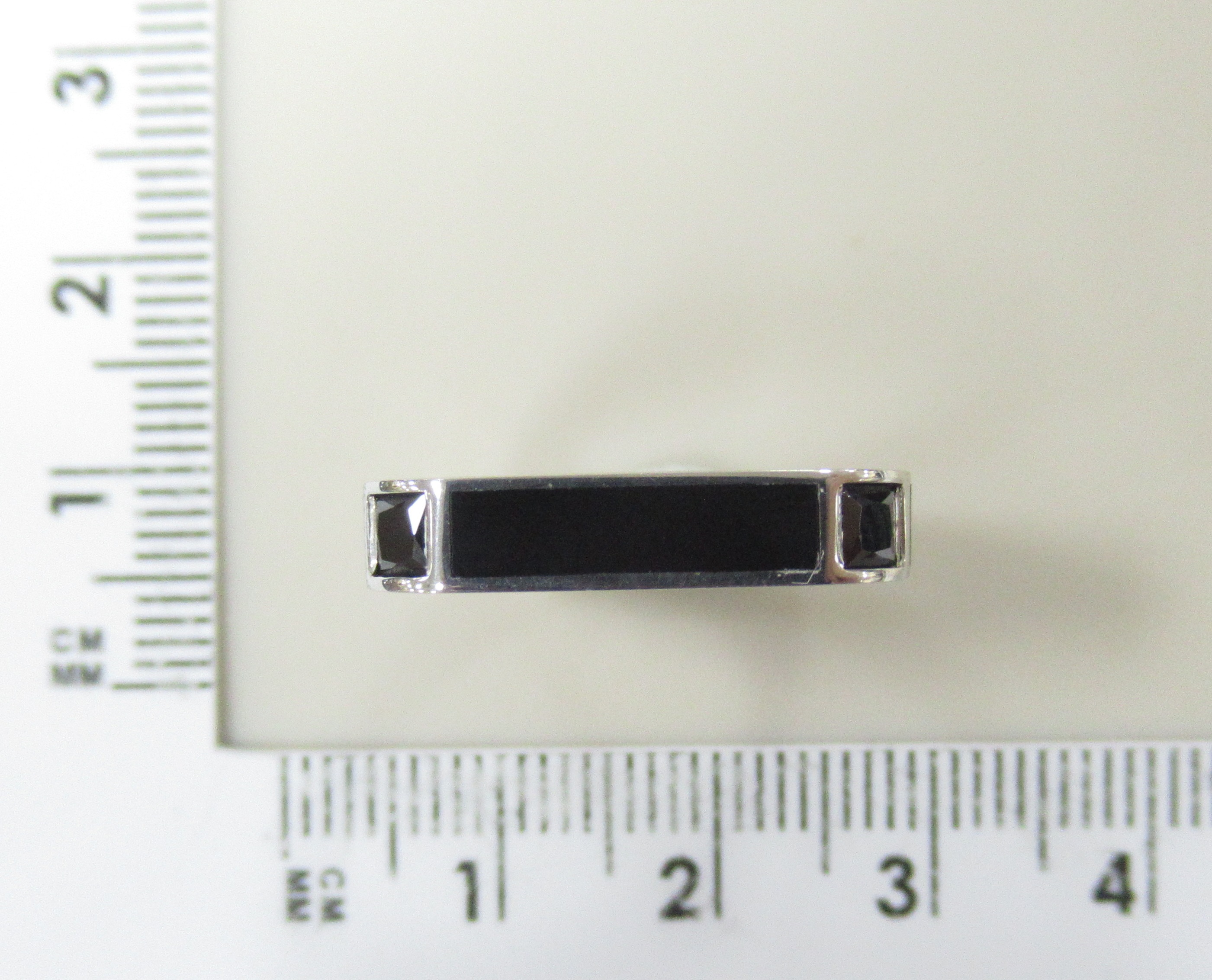 Серебряное кольцо 925 пробы; вставки 6 Фианит черный; Керамика черная;