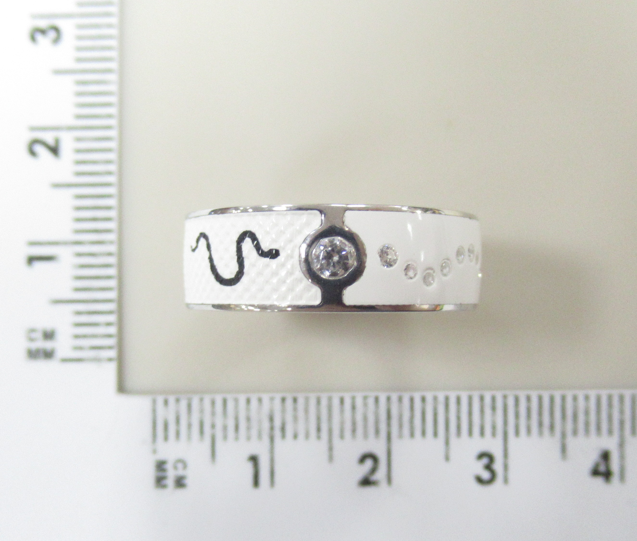 Серебряное кольцо 925 пробы; вставки 11 Фианит бесцв.; Керамика белая;