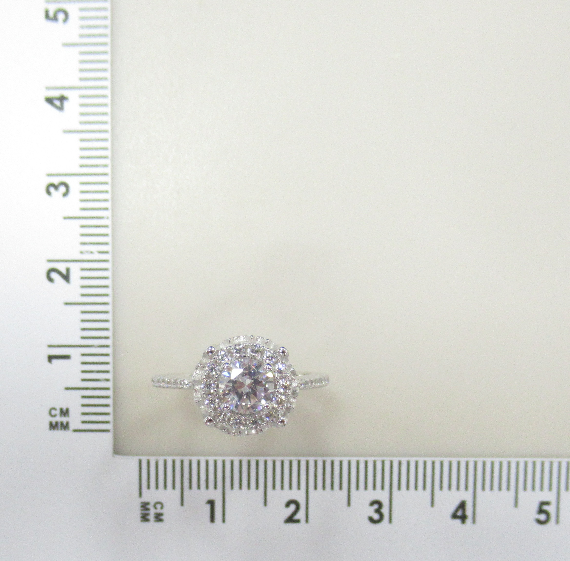 Серебряное кольцо 925 пробы; вставки  31 Фианит бесцв.;