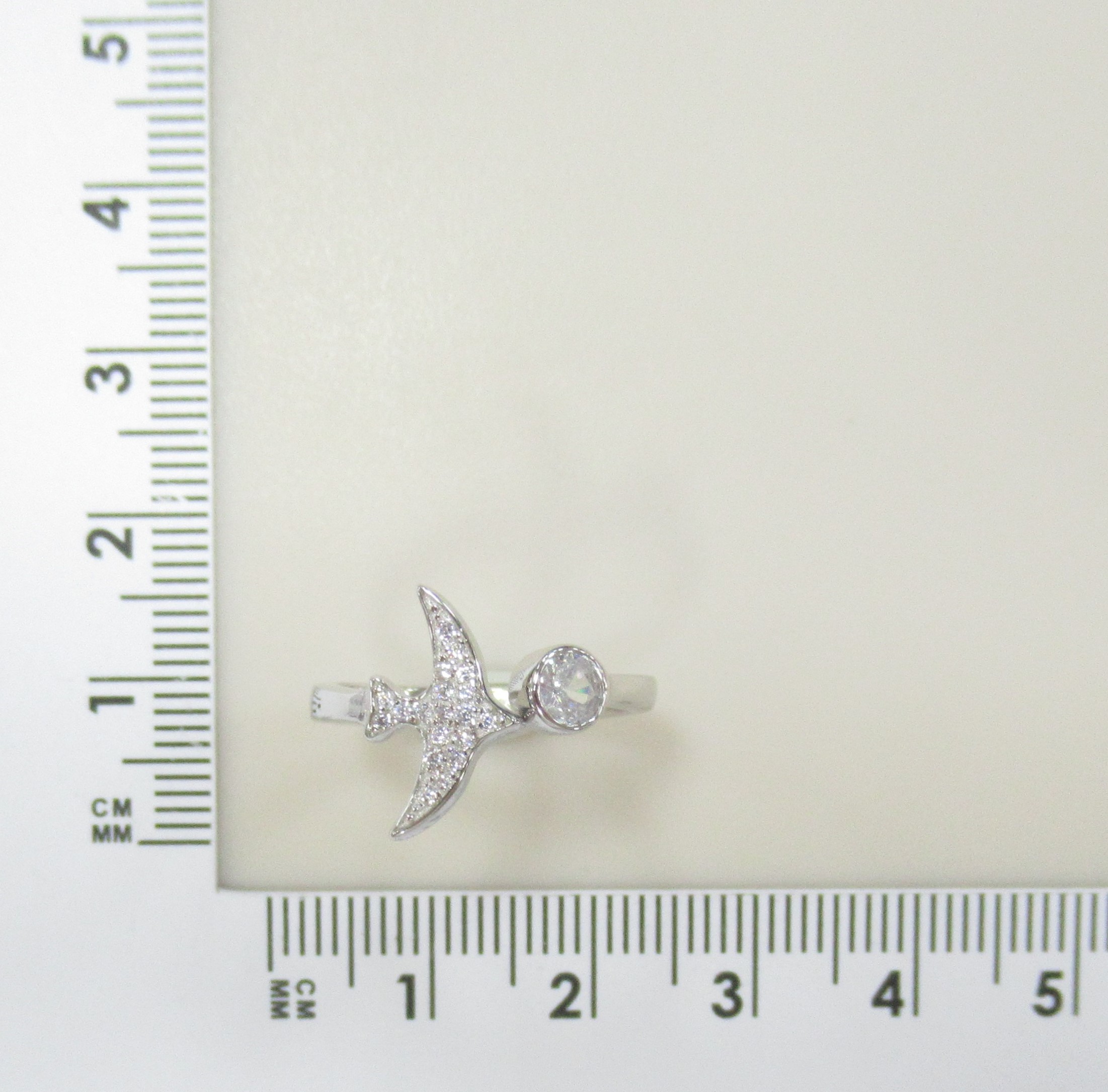 Серебряное кольцо 925 пробы; незамкнутое; вставки 20 Фианит бесцв.;