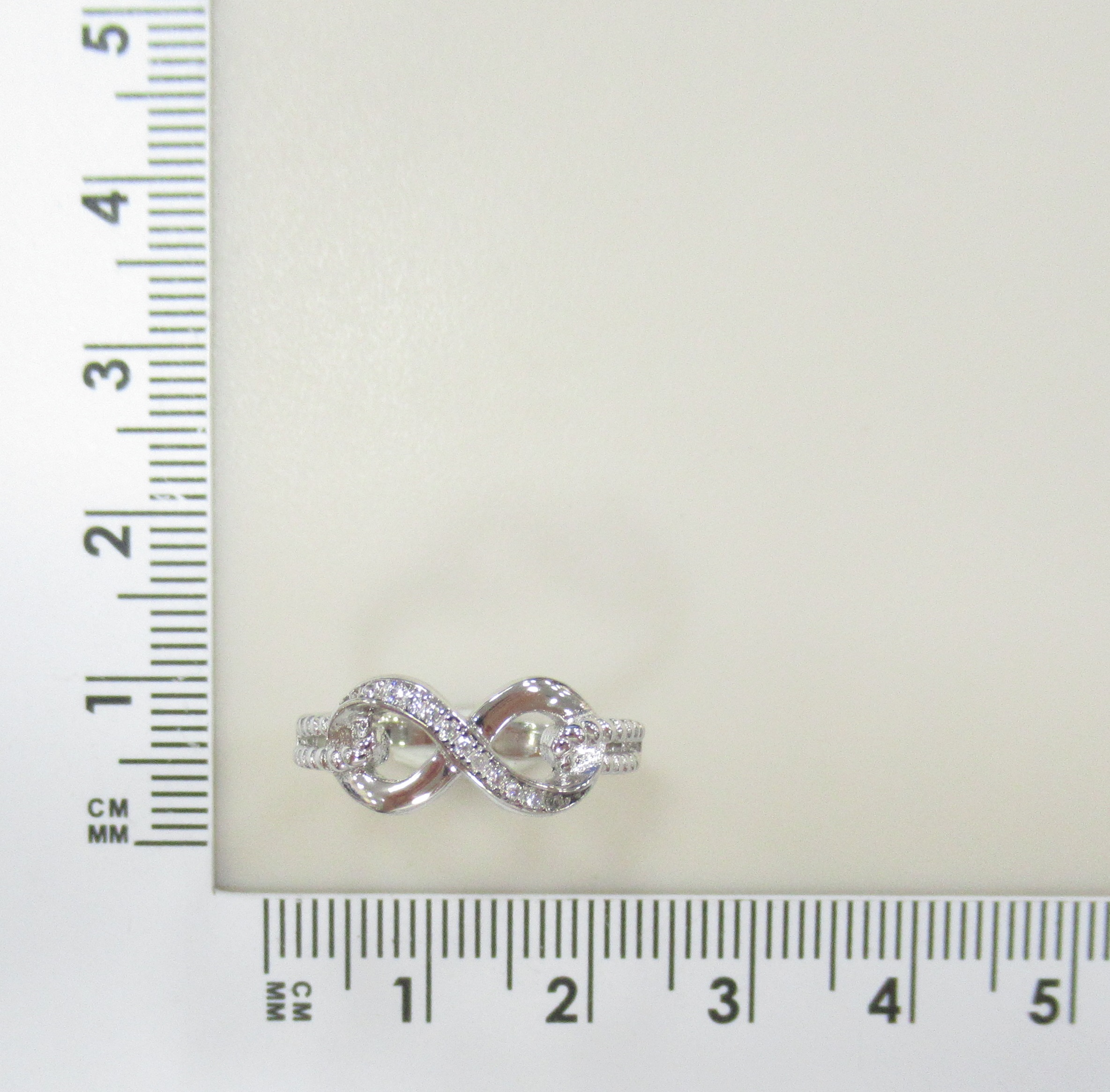 Серебряное кольцо 925 пробы; вставки 11 Фианит бесцв.;