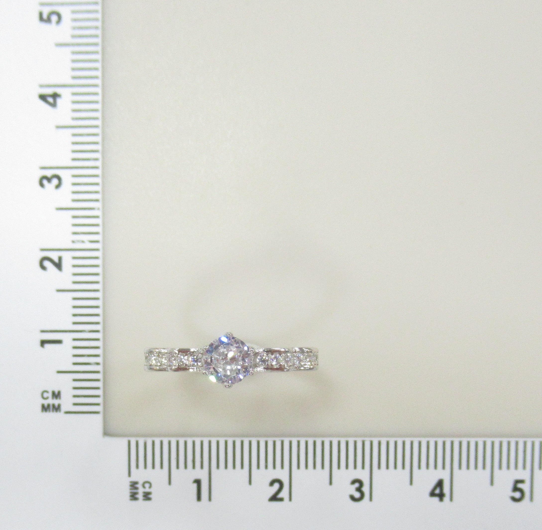 Серебряное кольцо 925 пробы; вставки 13 Фианит бесцв.;