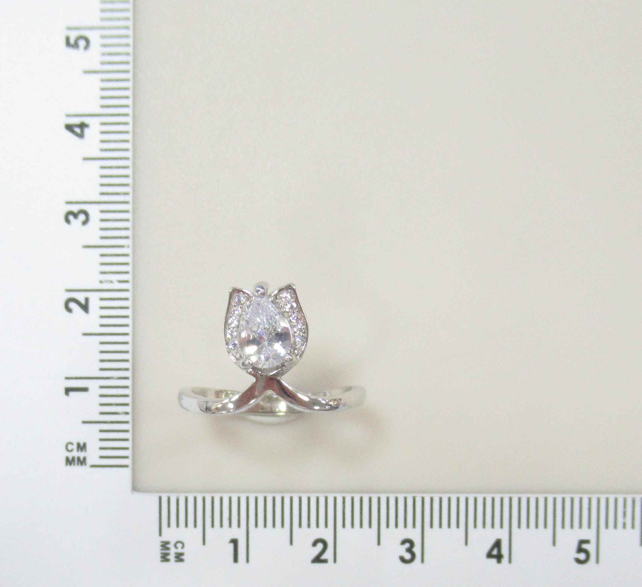 Серебряное кольцо 925 пробы; вставки 32 Фианит бесцв.;