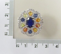 Серебряное кольцо 925 пробы; вставки 1 Сапфир 1,64ct F/2; 10 Мультисапфир 1,78ct; Россыпь Топаз бел.