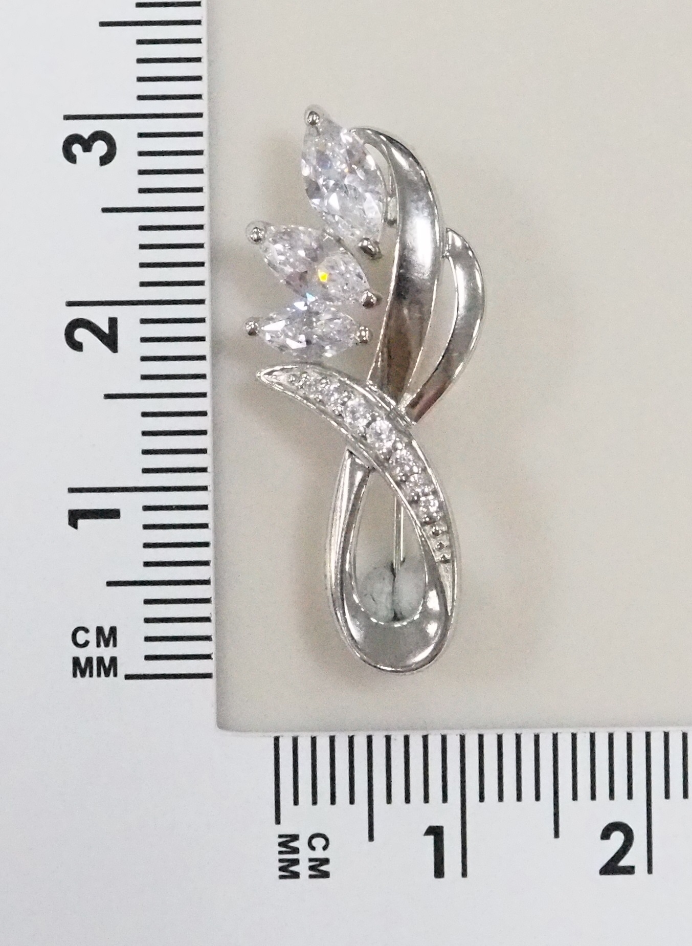 Серебряная брошь 925 пробы; вставки 10 Фианит бесцв.;