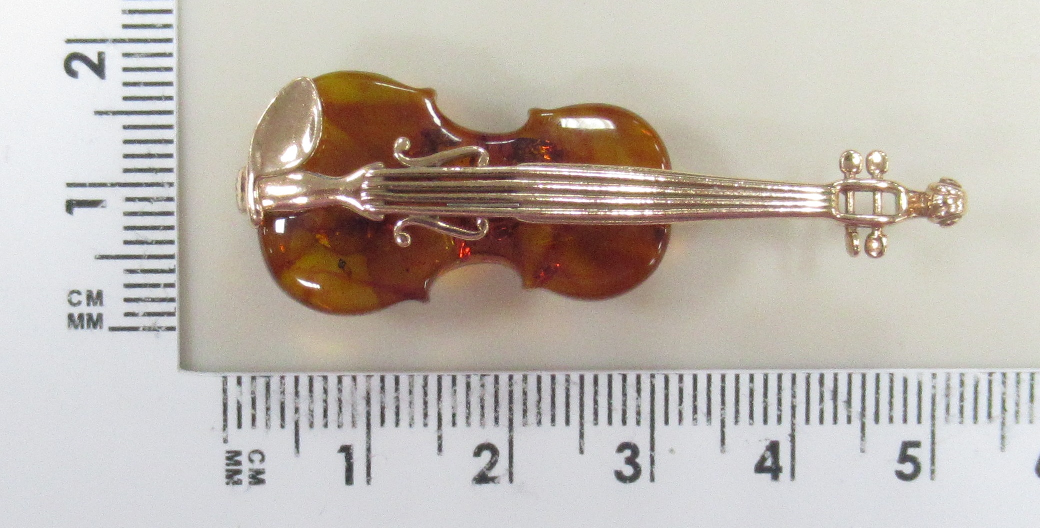 Серебряная брошь 925 пробы; вставки 1 Янтарь;