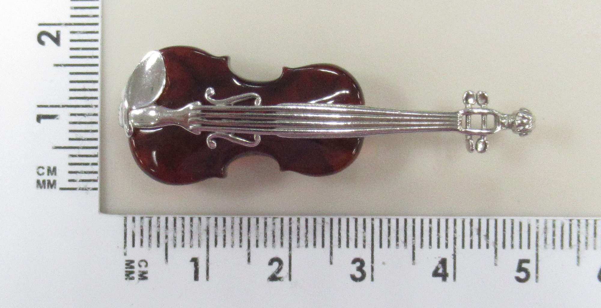 Серебряная брошь 925 пробы; вставки 1 Янтарь;
