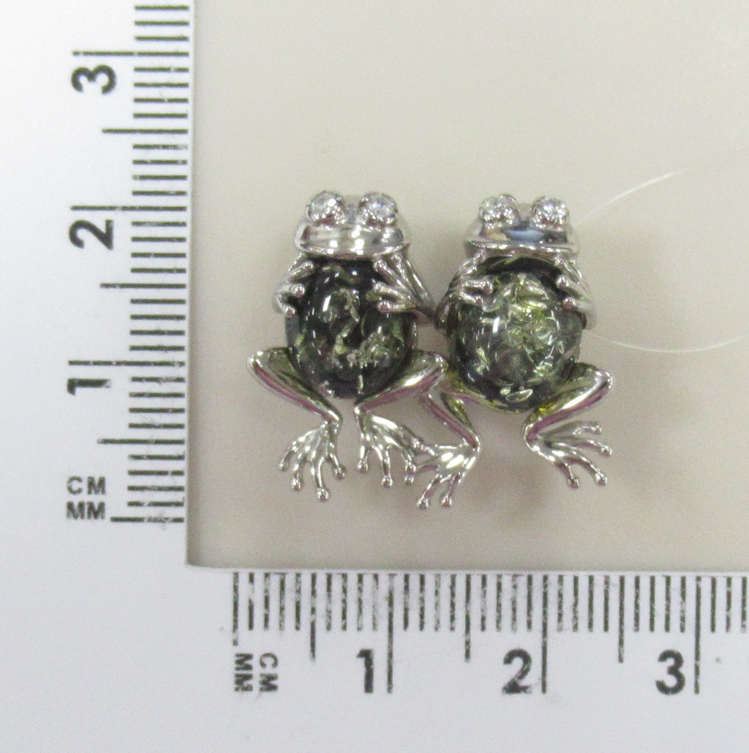 Серебряная брошь 925 пробы; вставка 2 Янтарь; 4 фианит бесцв.;