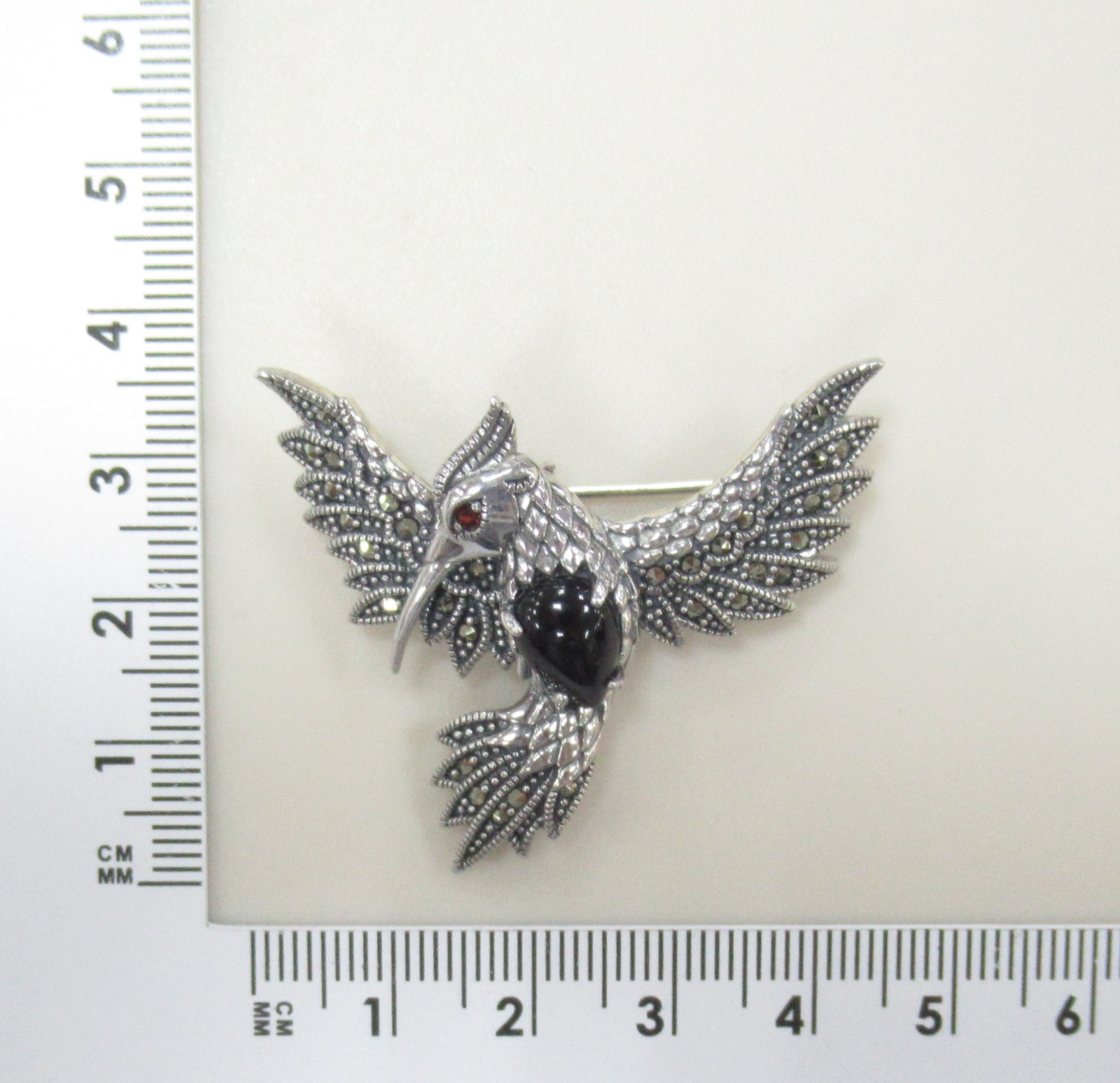Серебряная брошь-подвеска 925 пробы; оксидирование; вставки 1 Гранат; 31 Марказит; 1 Оникс;