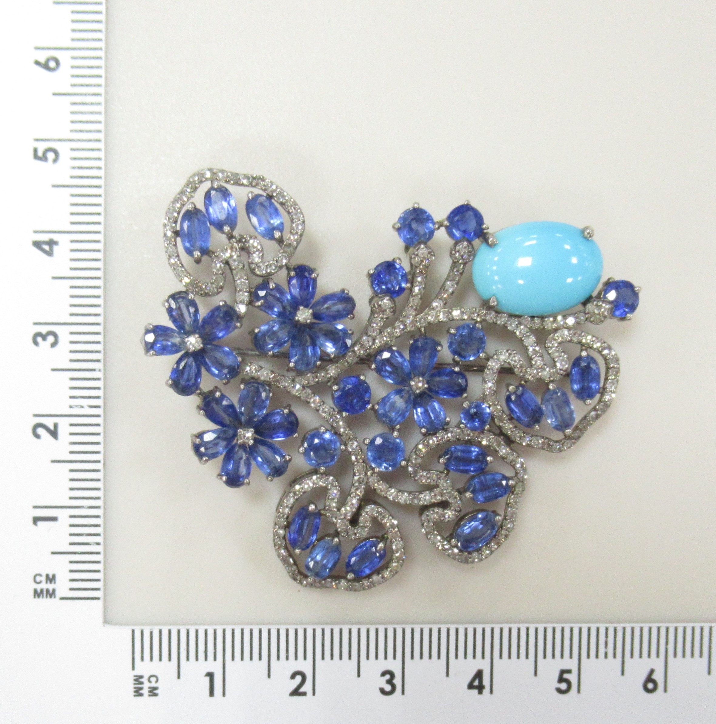 Серебряная брошь 925 пробы; родий черн.; вставки 1 Бирюза 3,5ct; 43 Кианит 13,71ct; 240 Бр.Кр-17 1,74 2/4ct;