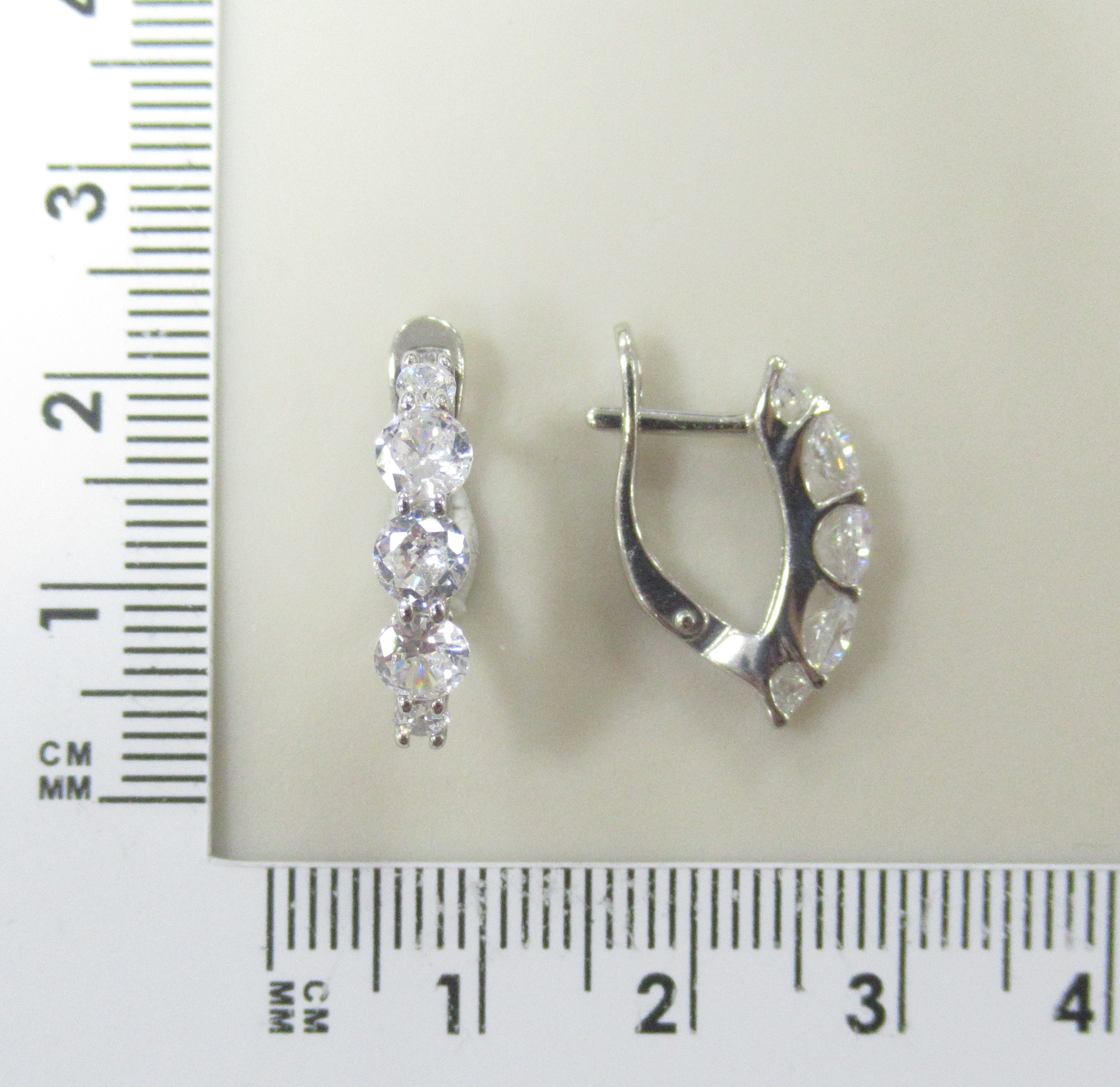 Серебряные серьги 925 пробы; вставки 10 Фианит бесцв.;