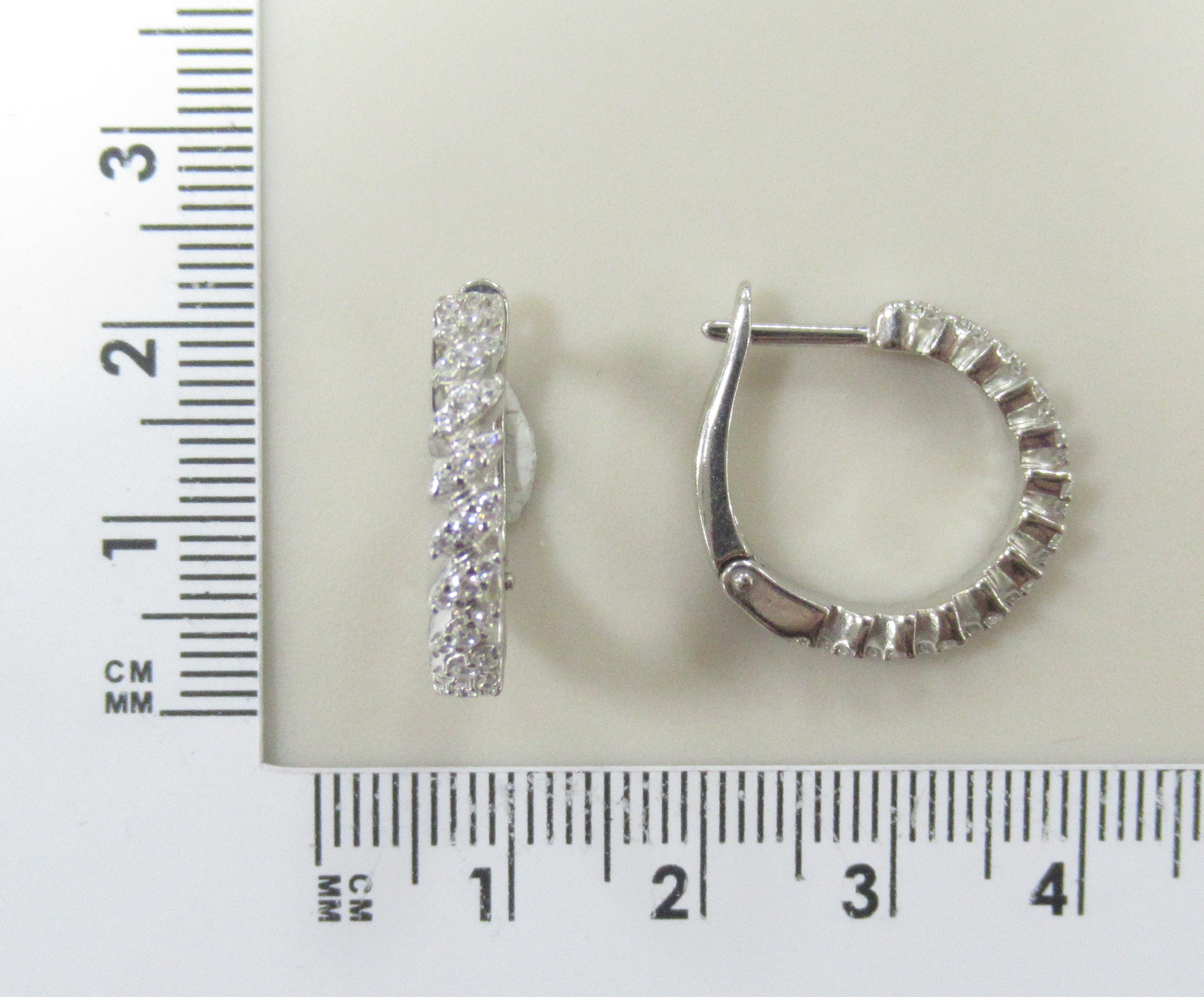 Серебряные серьги 925 пробы; вставки 78 Фианит бесцв.;