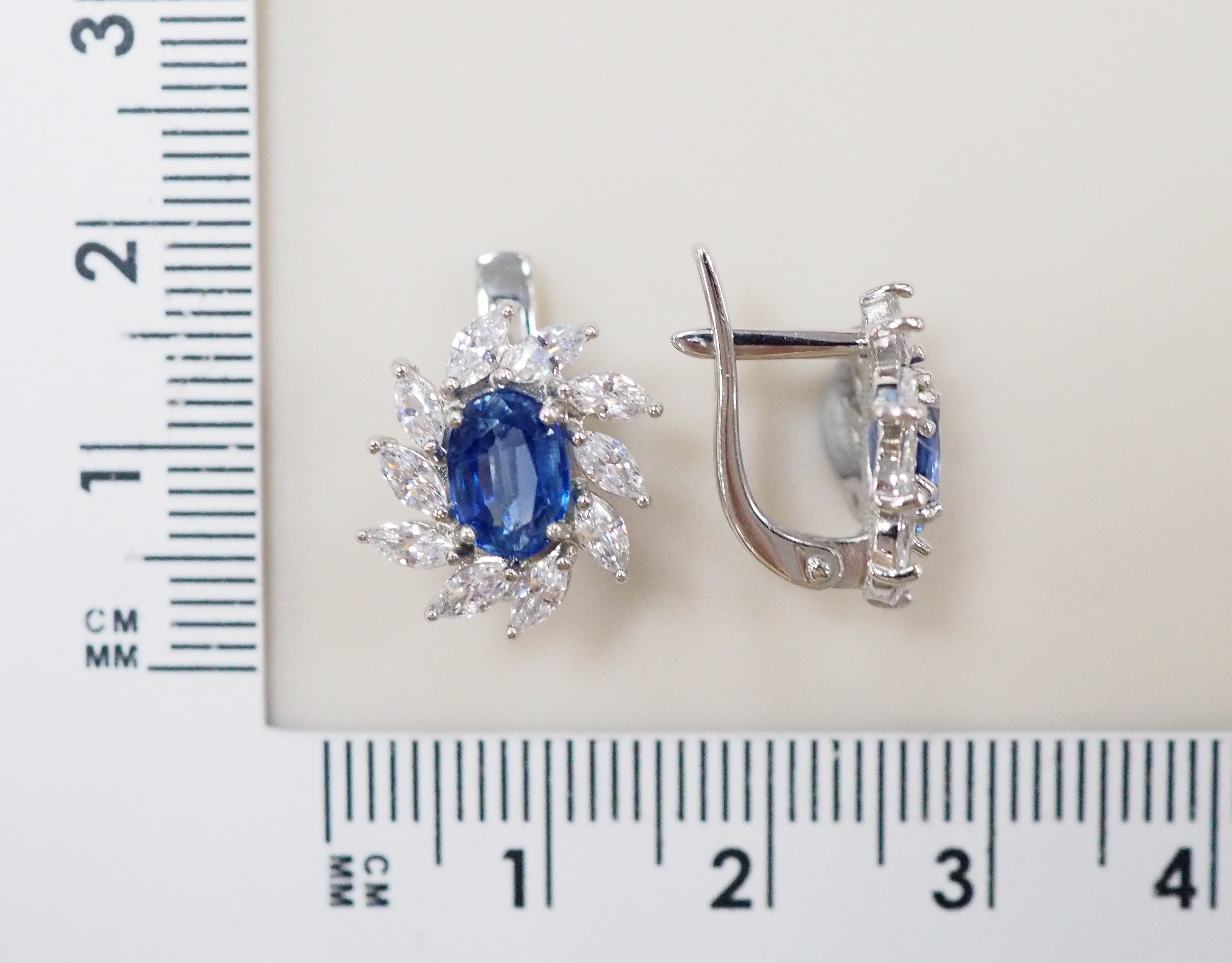 Серебряные серьги 925 пробы; вставки 2 Кианит нат.; 20 Фианит бесцв.;