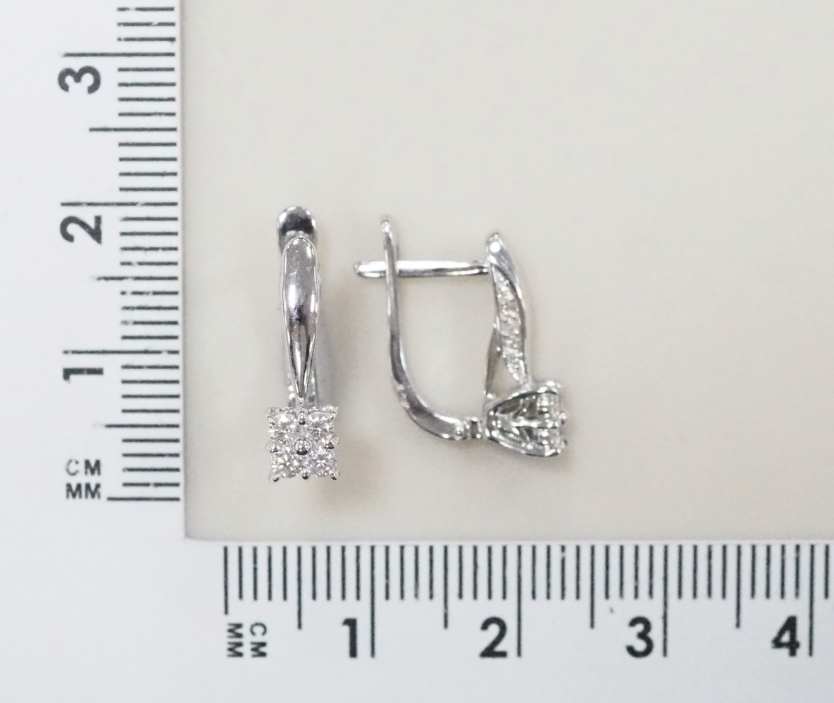 Золотые серьги 585 пробы; белое золото; родий; вставки 8 Бр.Кр-57 0,250 3/6А; 8 Бр.Кр-17 0,035 2/2А;