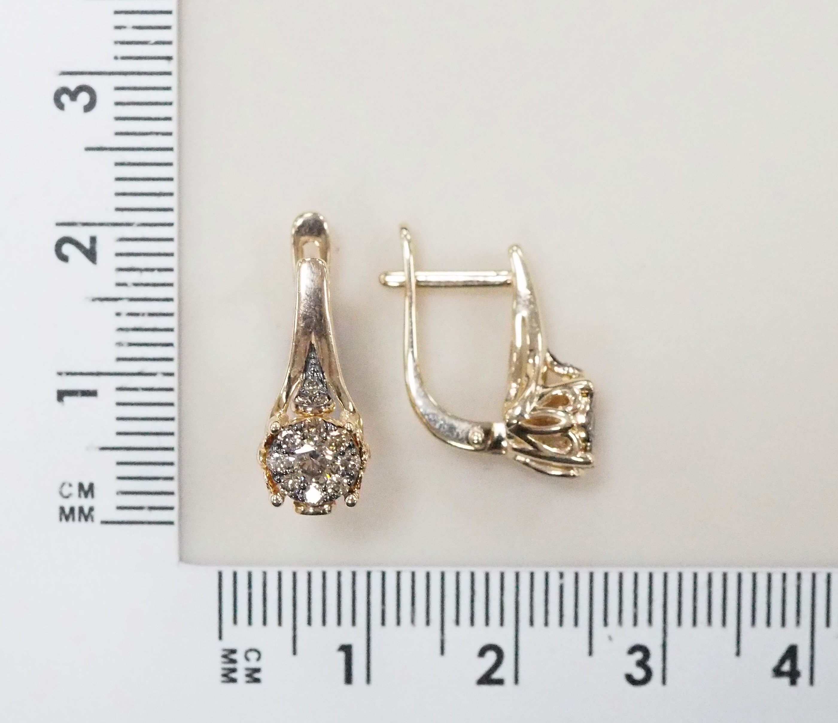 Золотые серьги 585 пробы; родий черн.; вставки 2 Бр.коньяч.Кр-57 0,222 7/5А; 16 Бр.коньяч.Кр-57 0,22