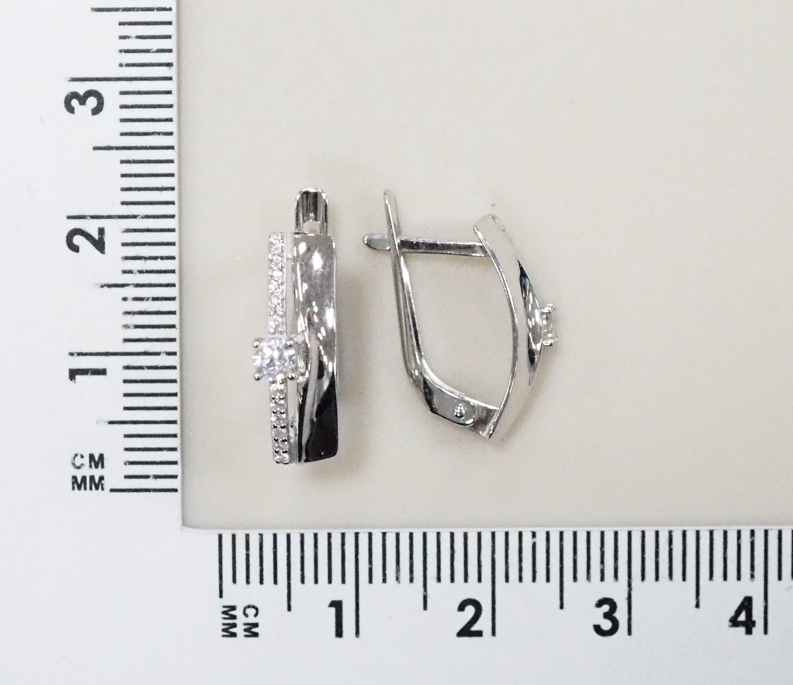 Серебряные серьги 925 пробы; вставки 26 Фианит бесцв.;