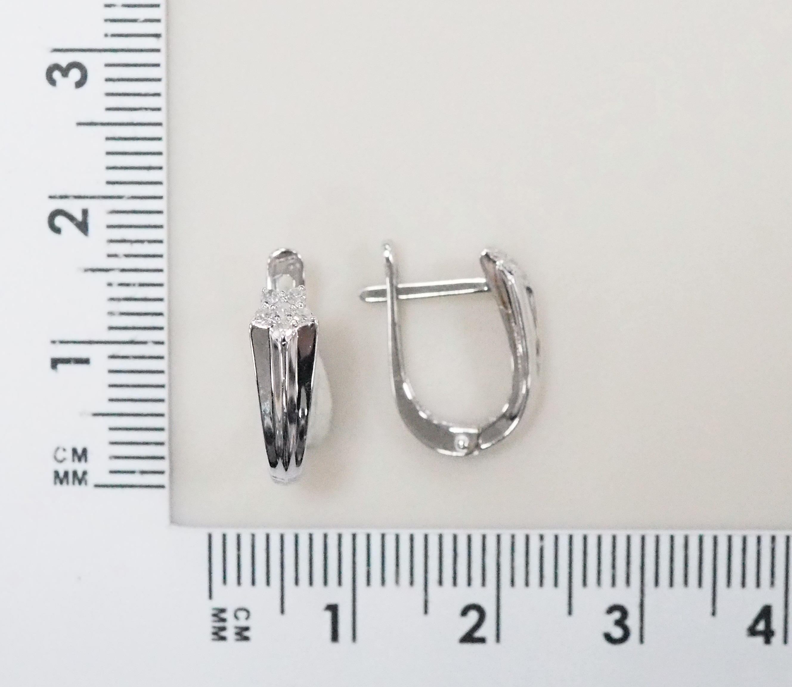Золотые серьги 585 пробы; белое золото; родий; вставки 12 Бр.Кр-17 0,092 2/2А;