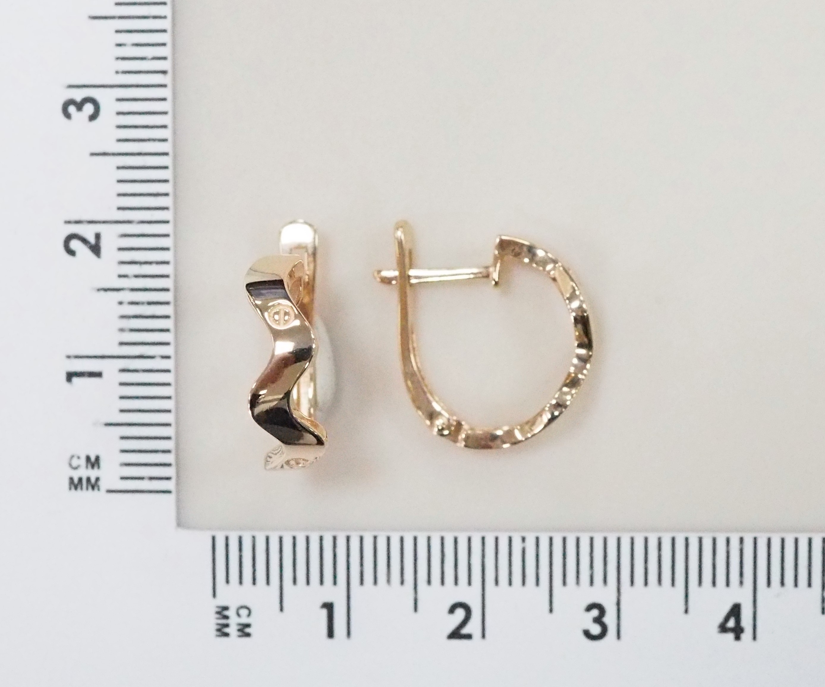 Золотые серьги 585 пробы;
