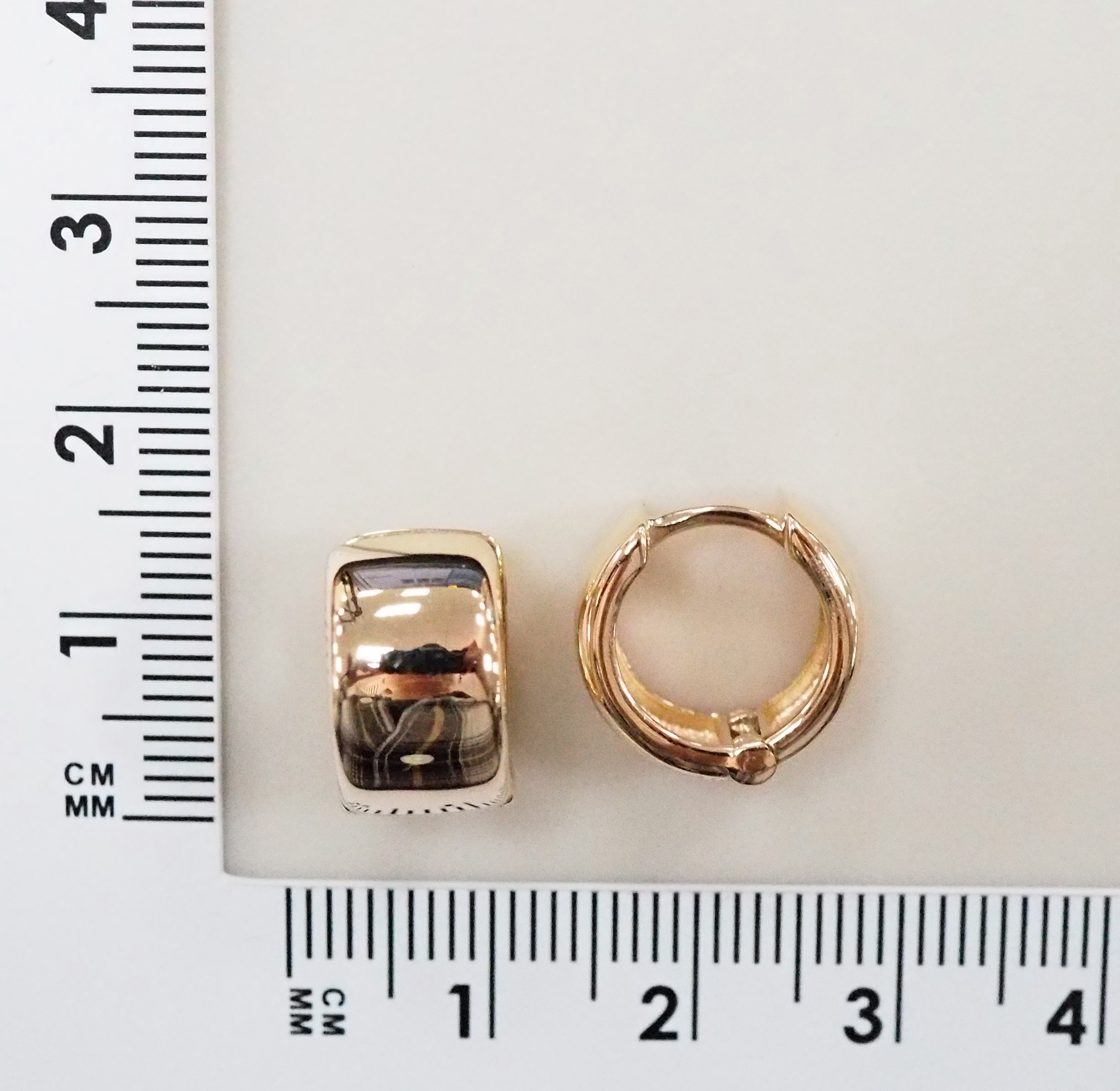 Золотые серьги 585 пробы;