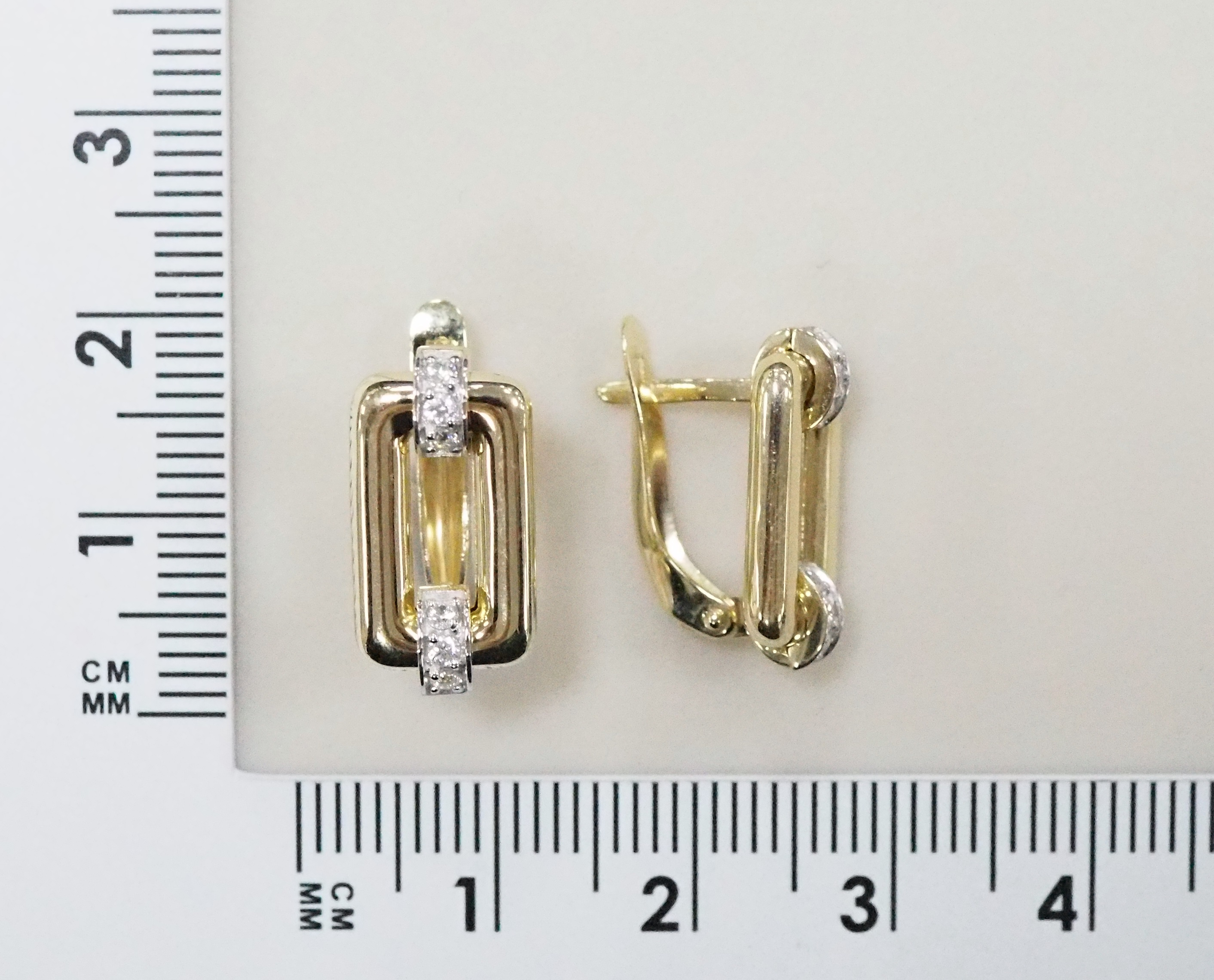 Золотые серьги 585 пробы; желтое золото; родий; вставки 12 Фианит бесцв.;