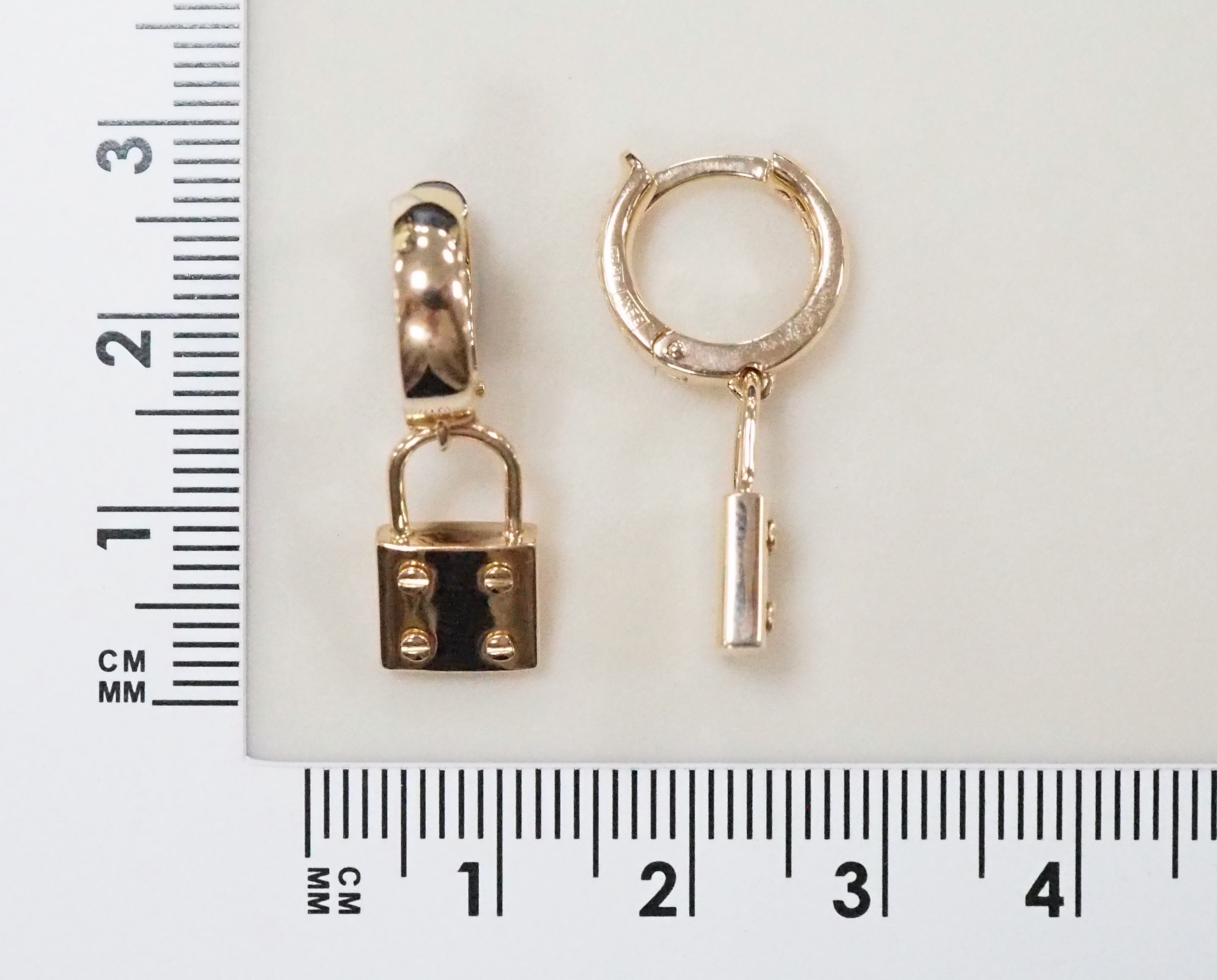 Золотые серьги 585 пробы;