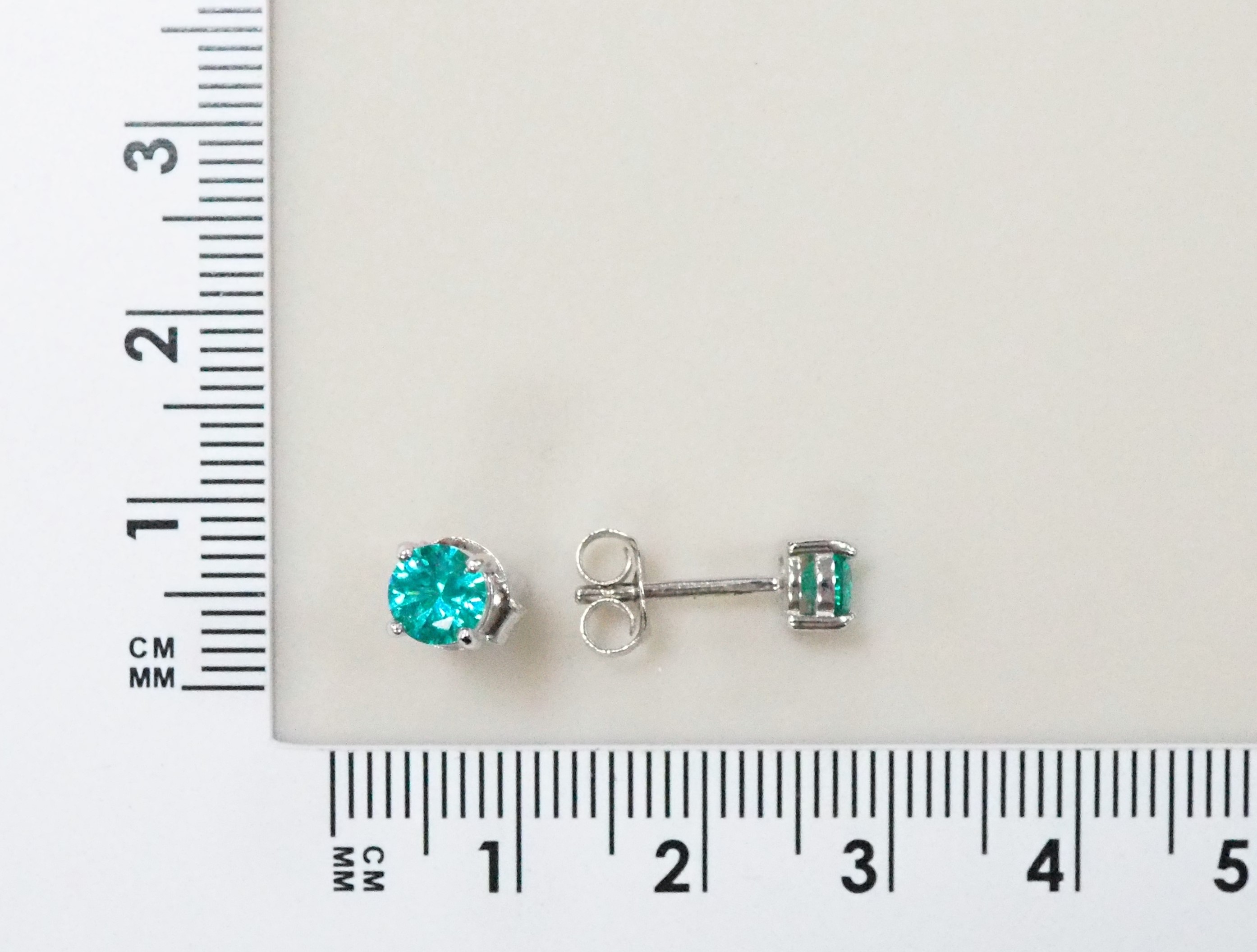 Серебряные серьги-пусеты 925 пробы; вставки 2 Шпинель синт. зел. 1,3ct;