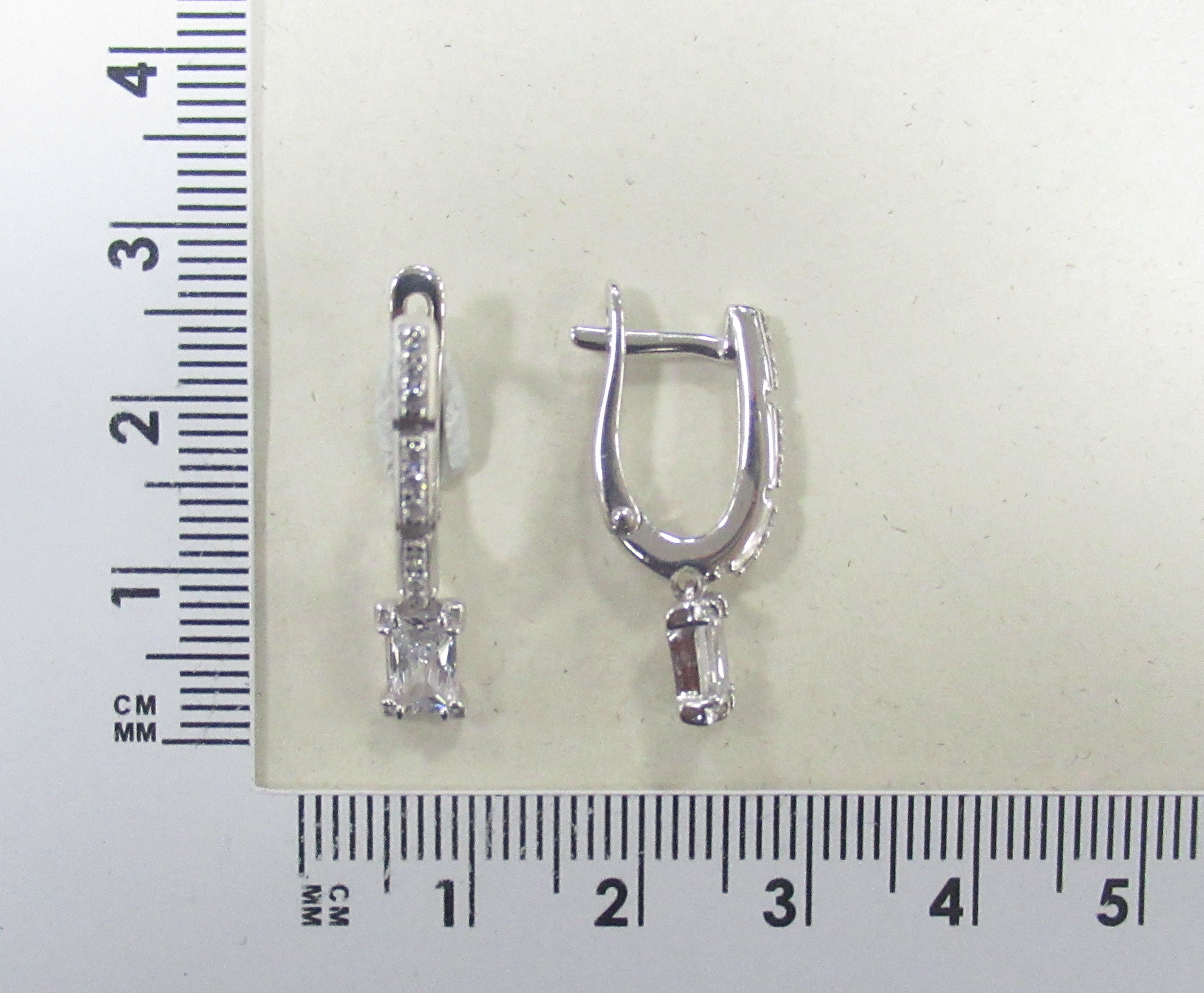 Серебряные серьги 925 пробы; вставки 20 Фианит бесцв.;