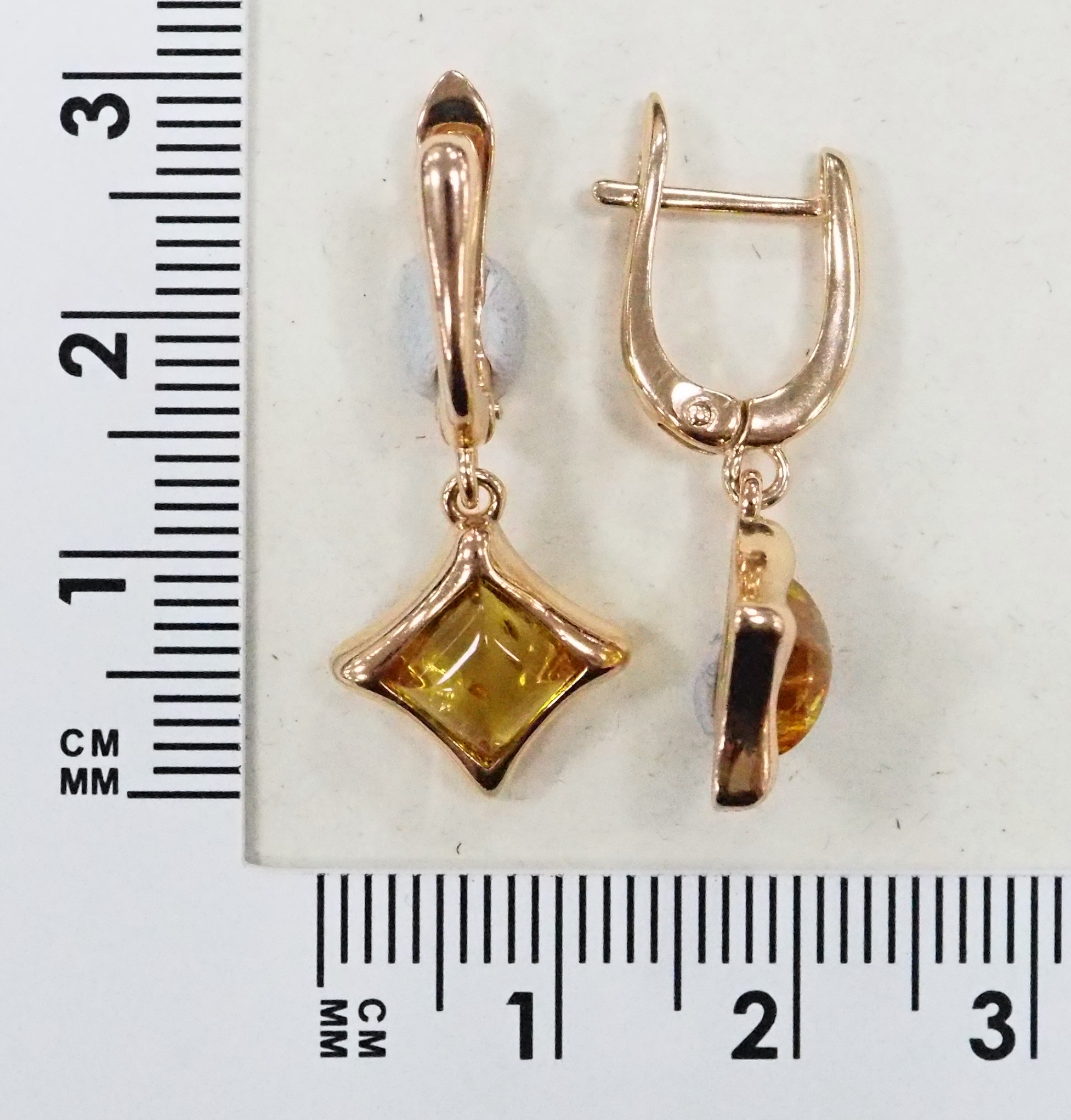 Серебряные серьги с янтарем