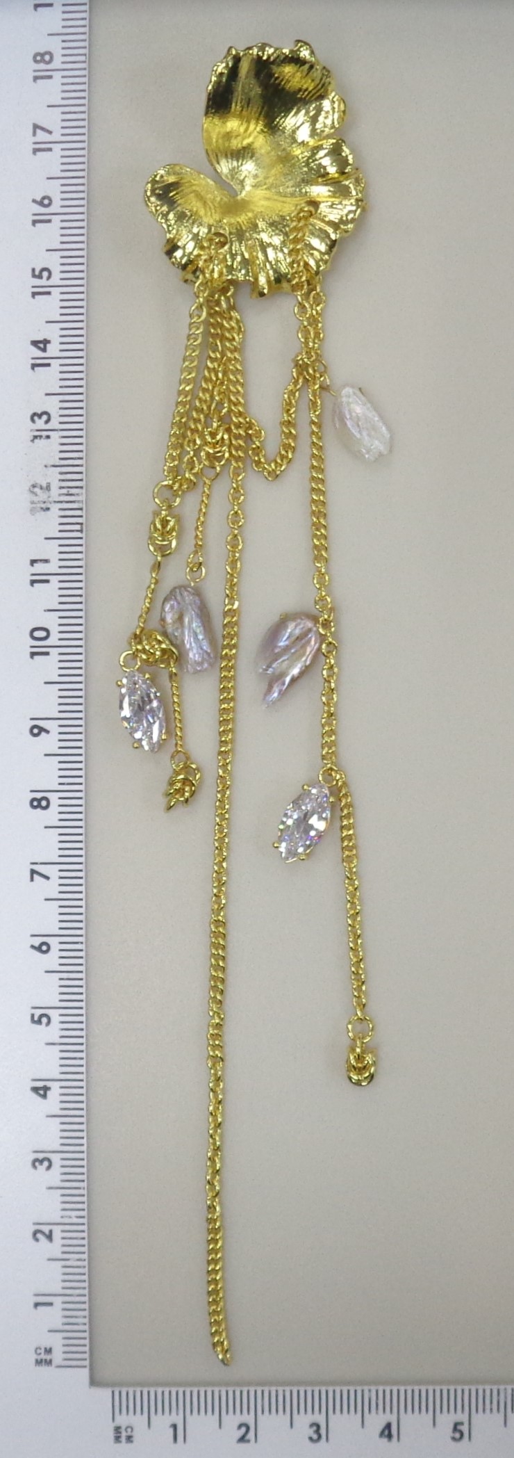 Бижутерная серьга с жемчугом и кубическим цирконием